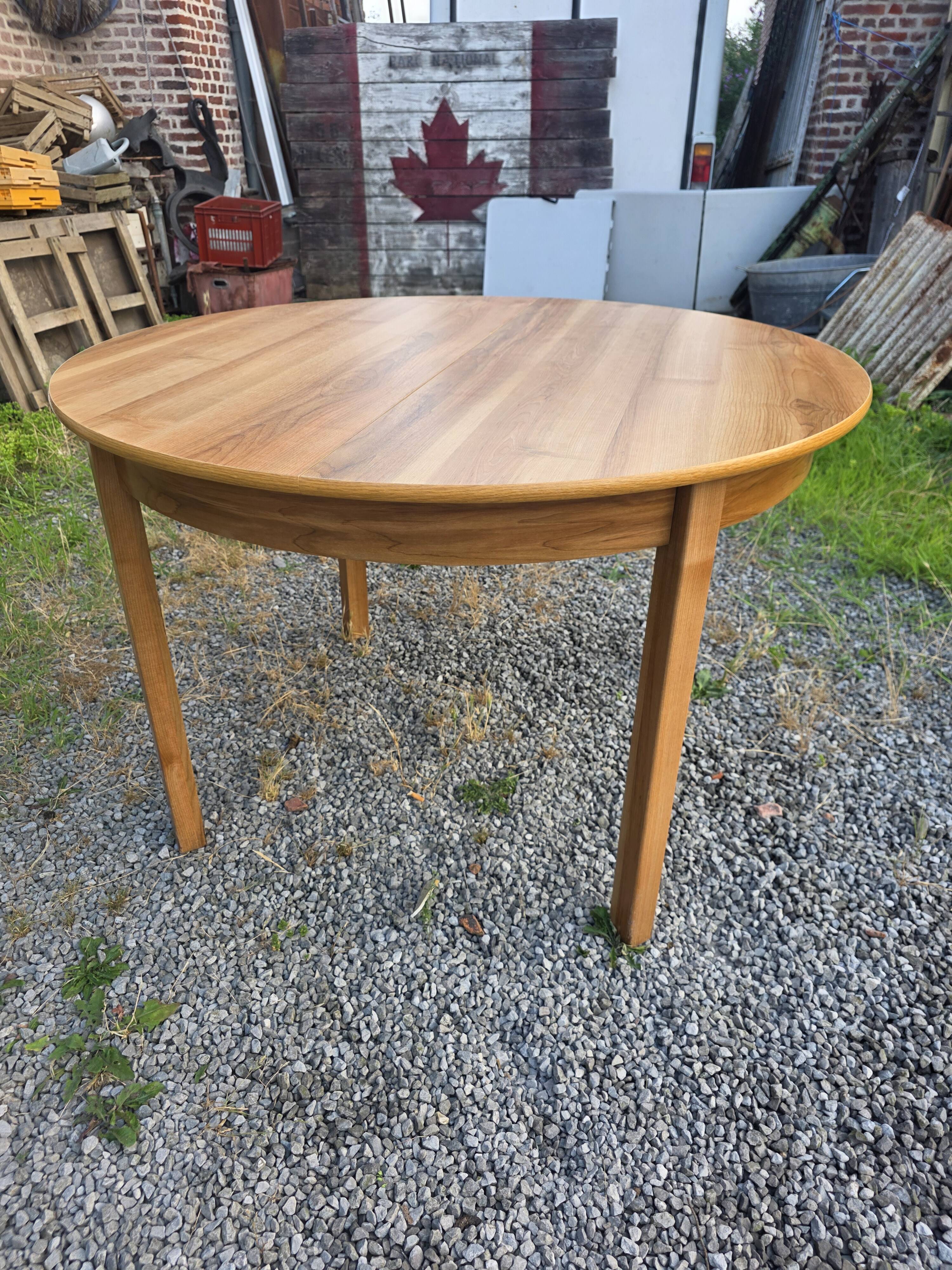 Scandinavian extendable oak table from the 1960s (butterfly extension)