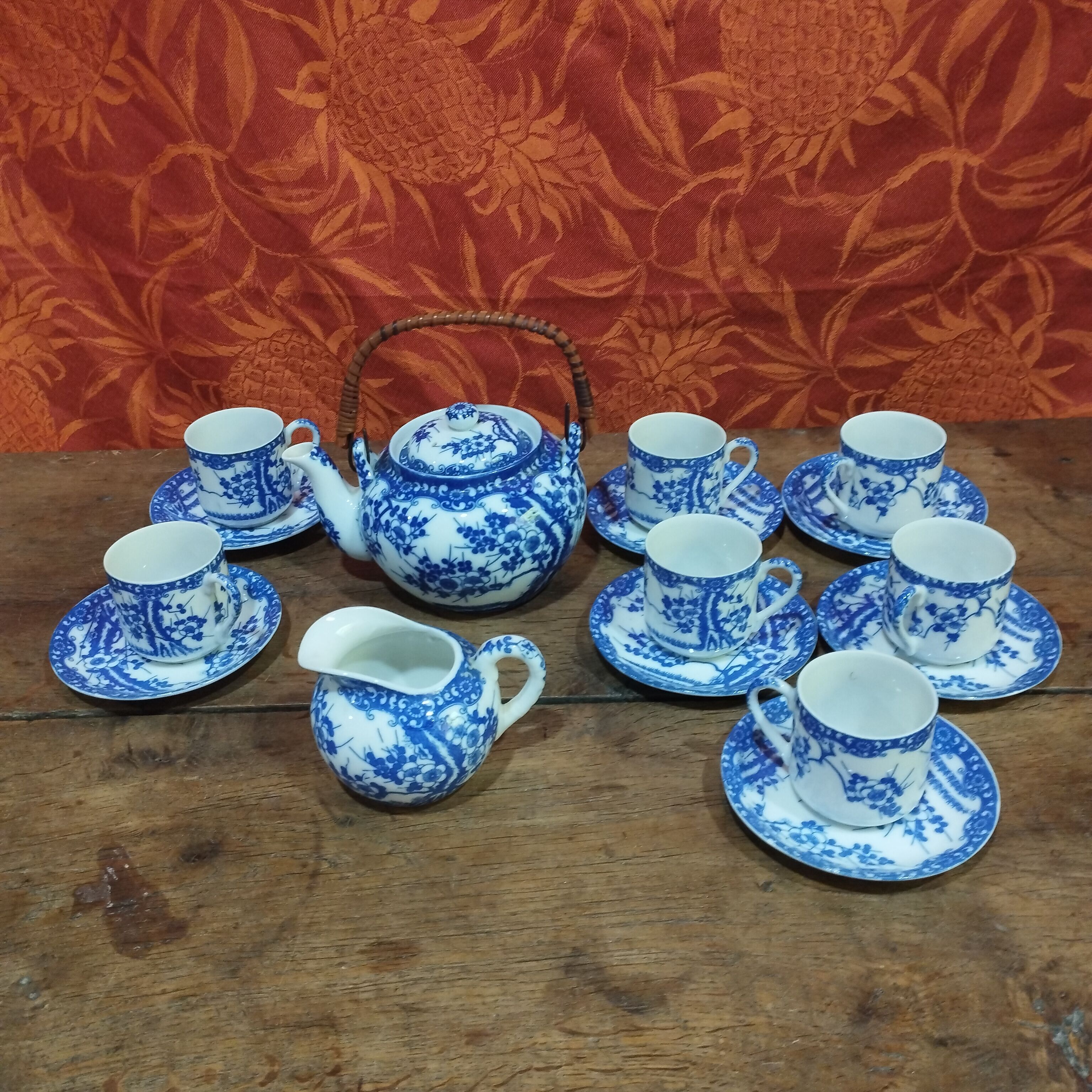 Japanese tea set consisting of 16 pieces in blue porcelain - floral motif