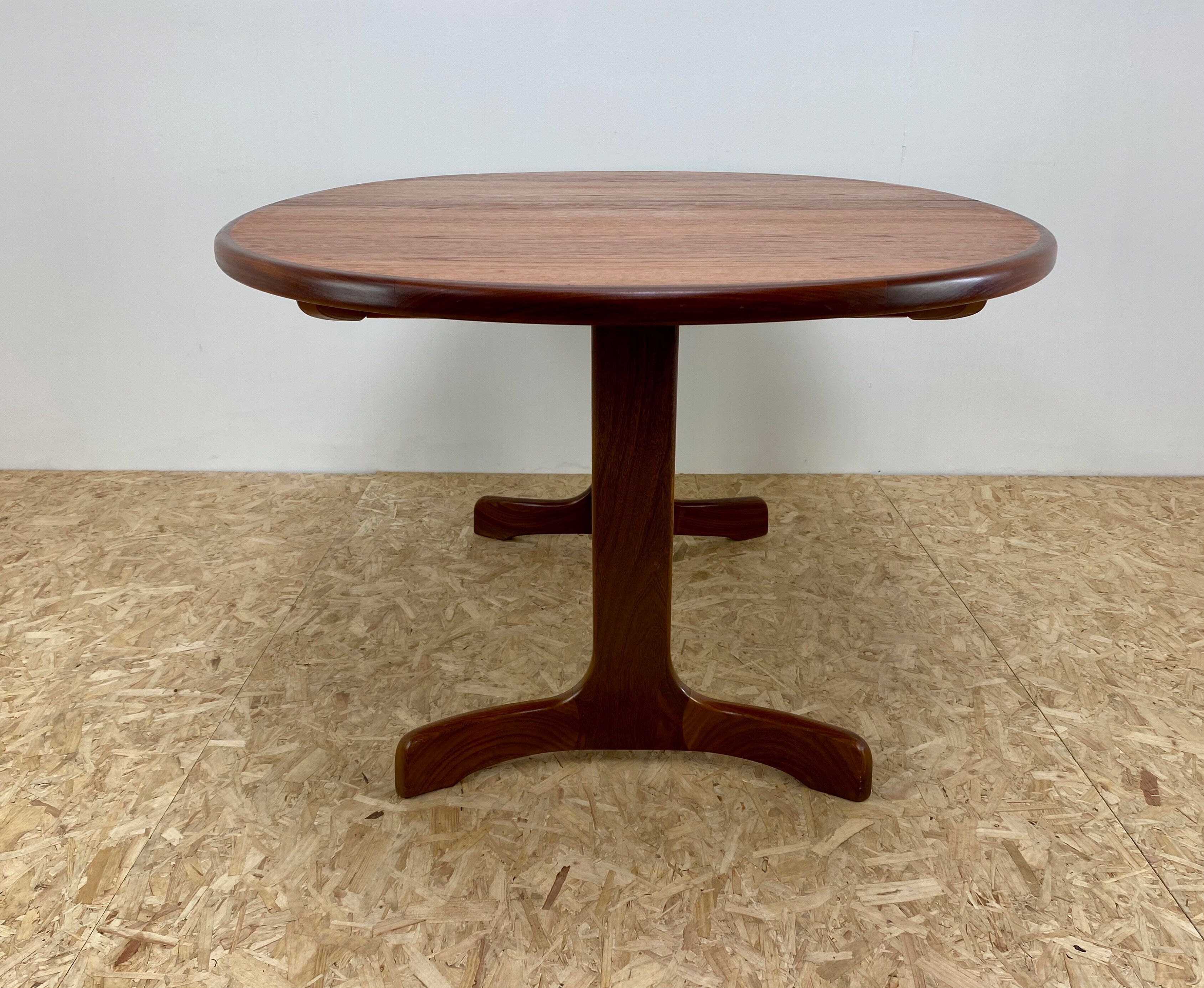 Mid century dining oval table by V.b.  Wilkins for Gplan