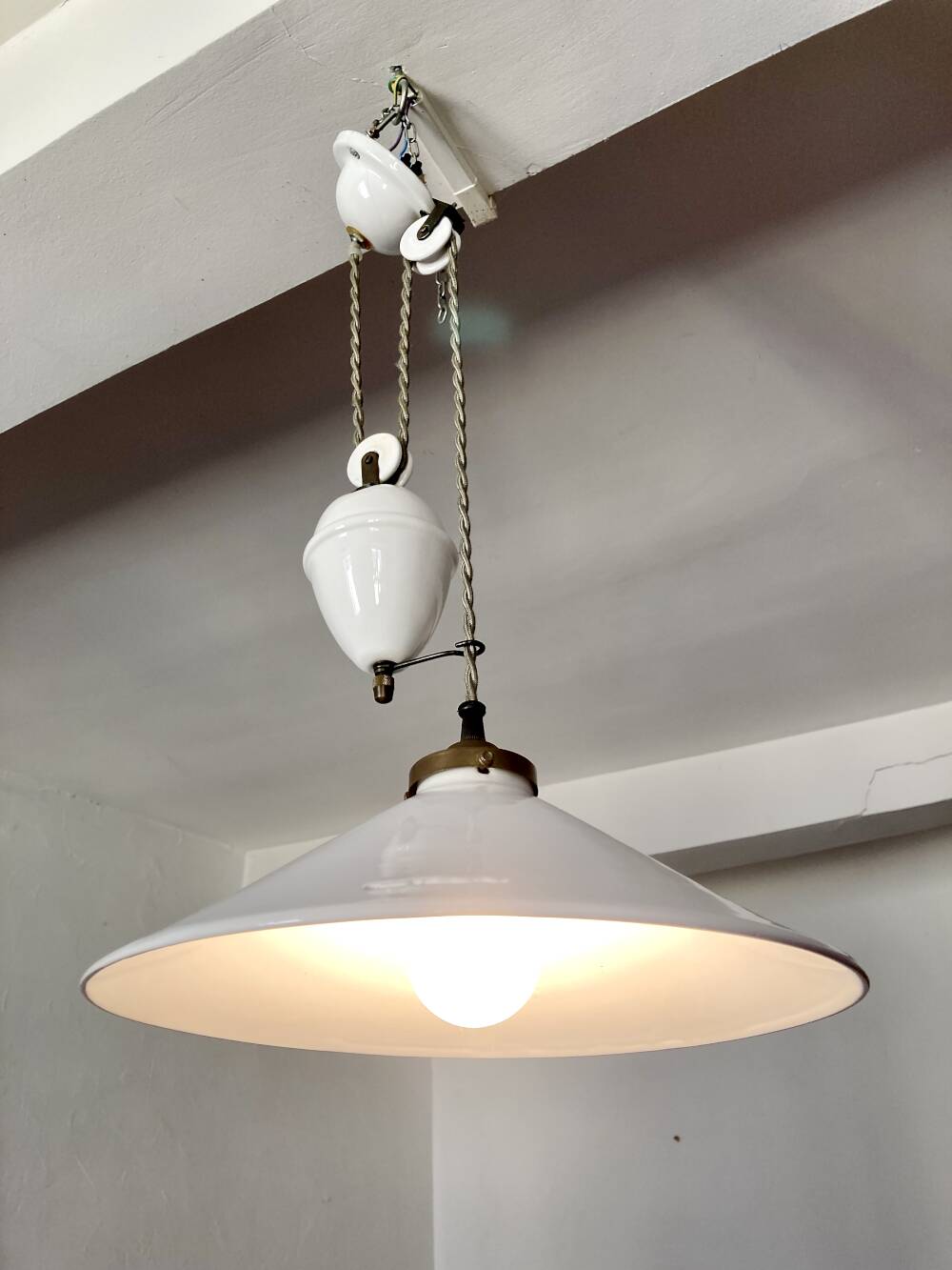 Suspension rises and falls in white glazed ceramic by The French House.