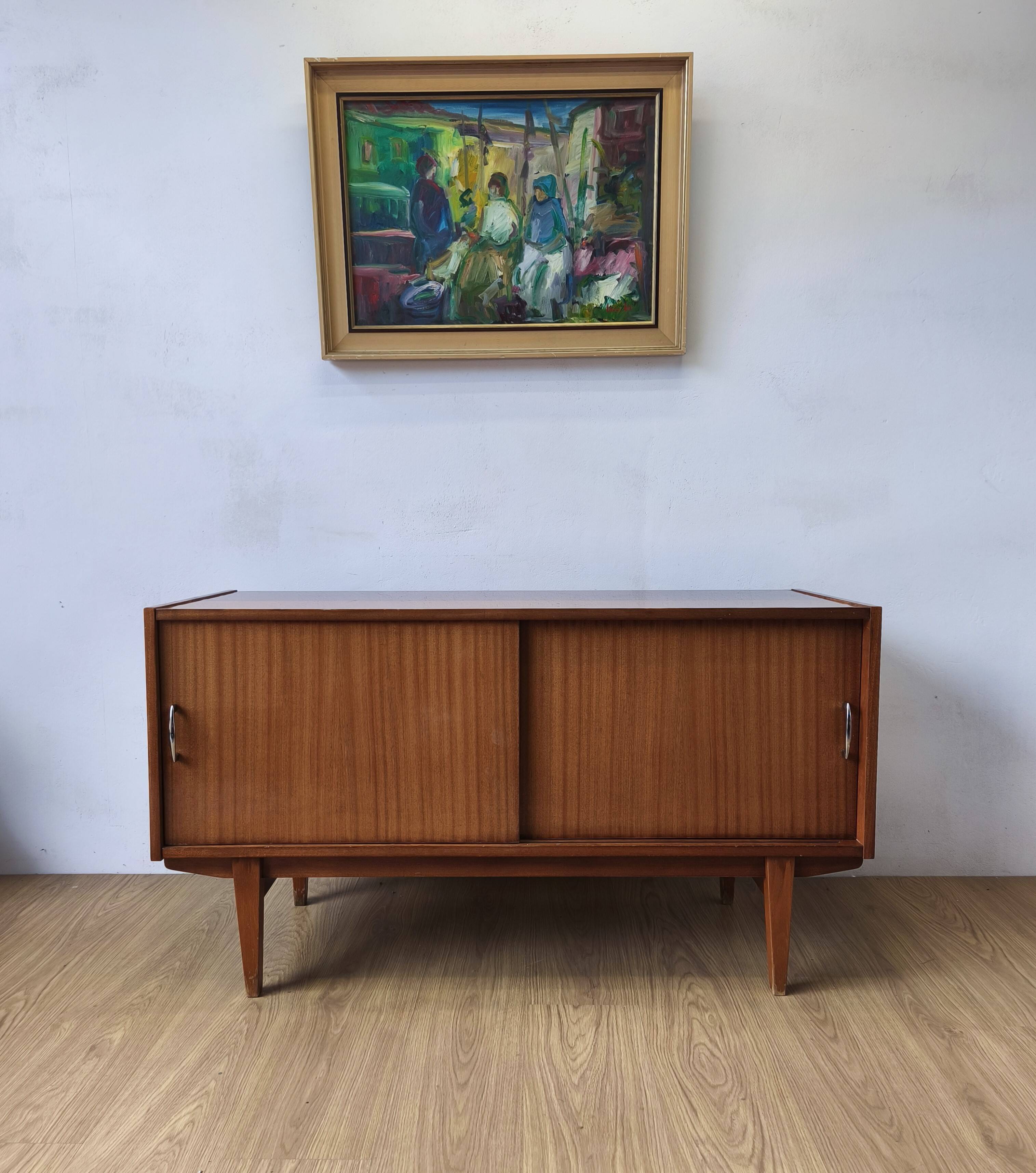 Buffet moderniste des années 1970.