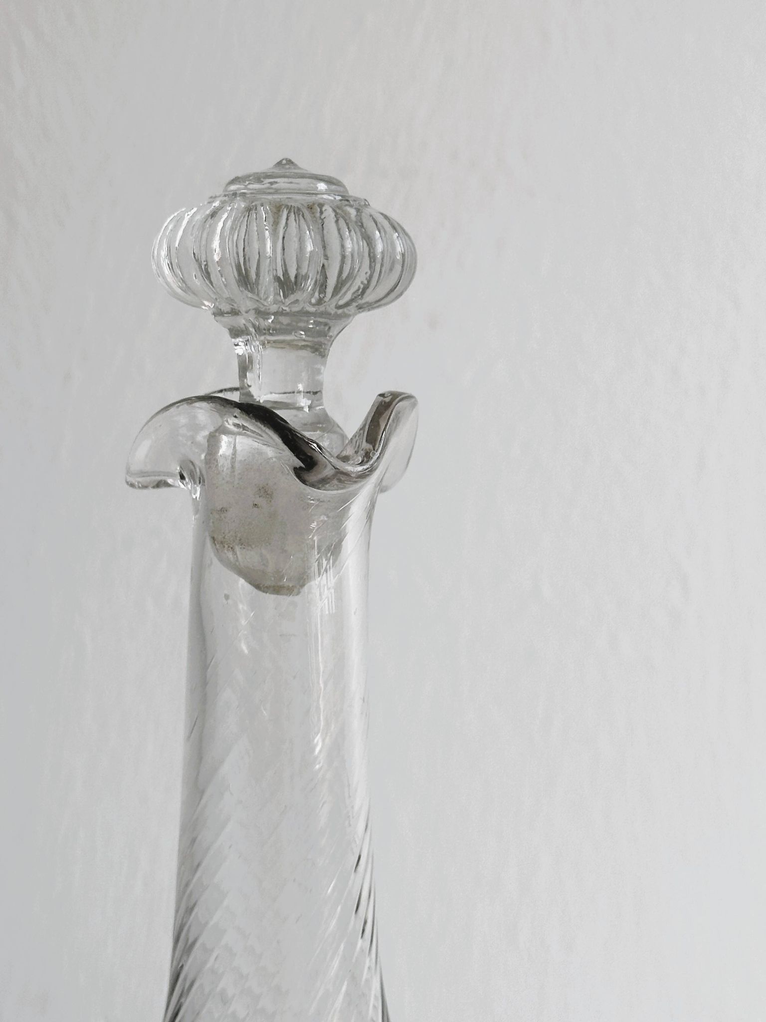 Carafe en verre soufflé torsadé avec bouchon