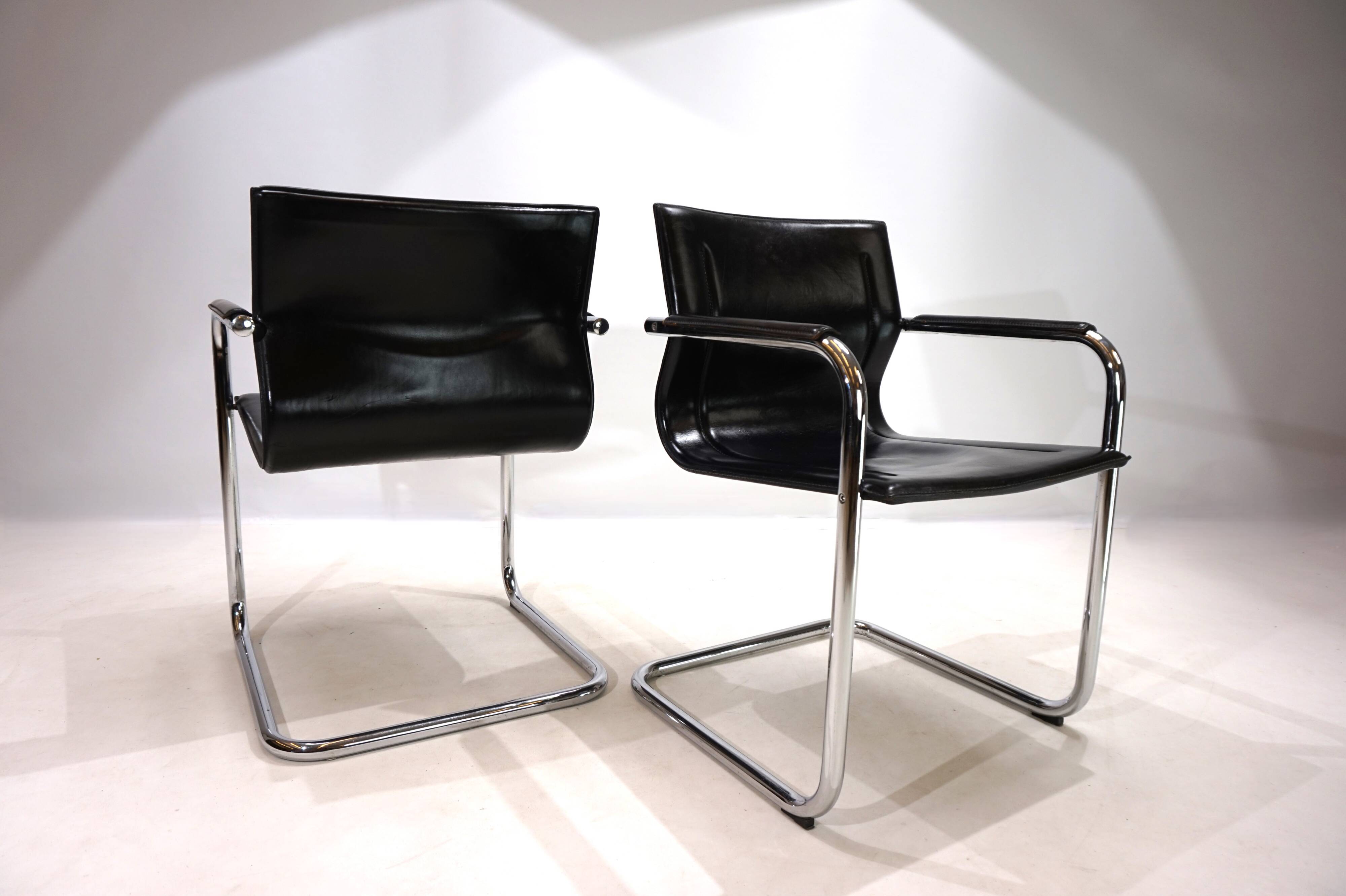 2 leather and chrome metal armchairs Matteo Grassi, 1970