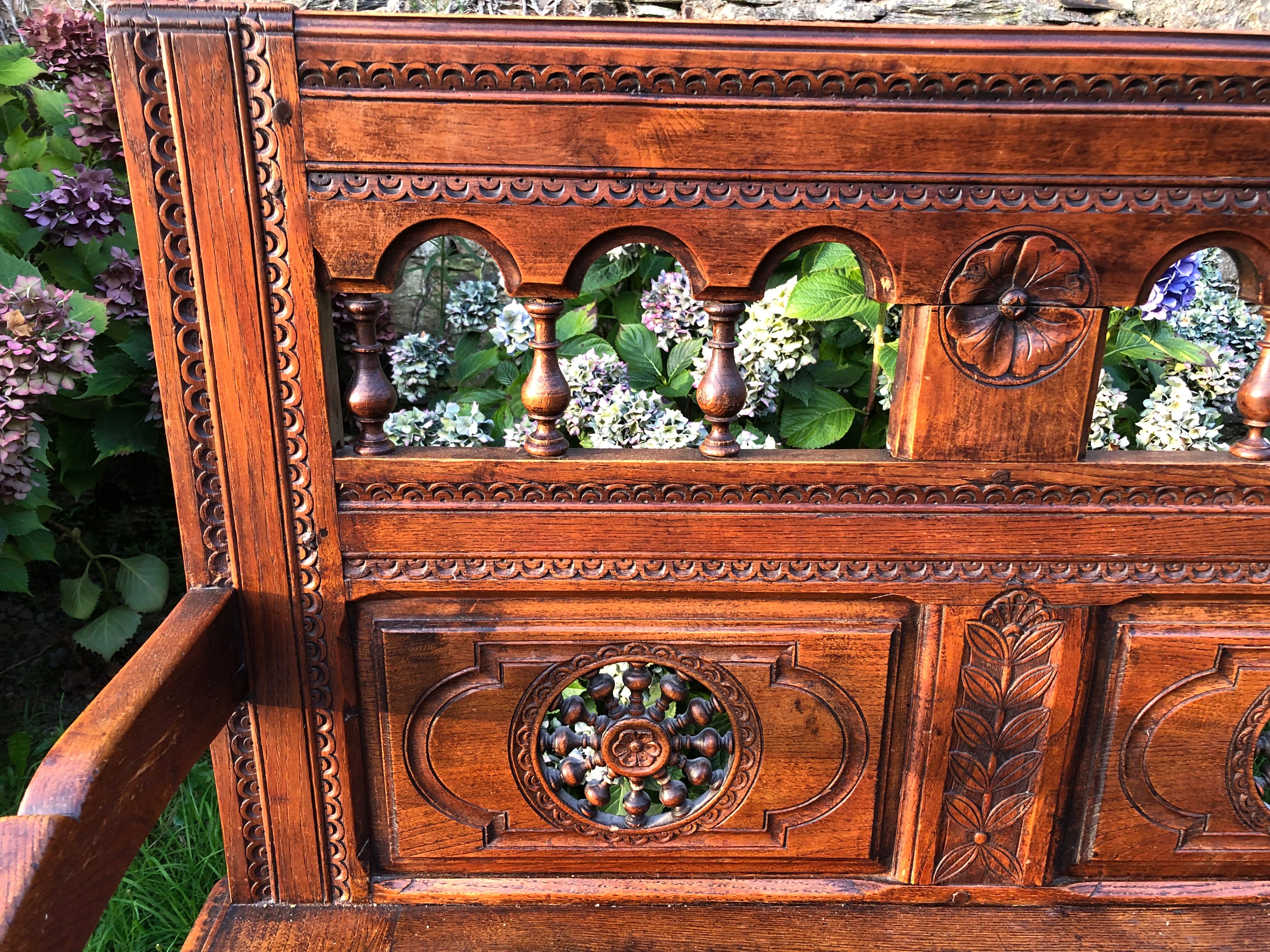 Breton chest bench carved from the early 20th century in solid oak.