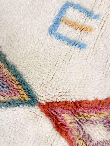 Tapis berbère marocain azilal écru à losanges et motifs multicolores 254x167cm