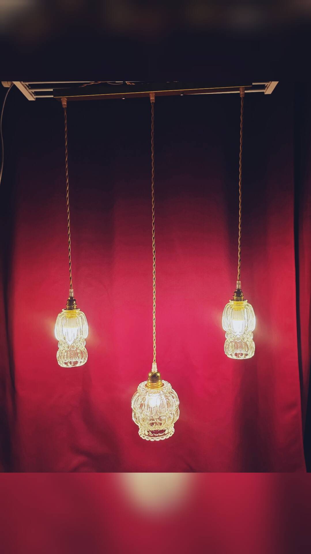 Suspension with 3 transparent bubble glass globes.