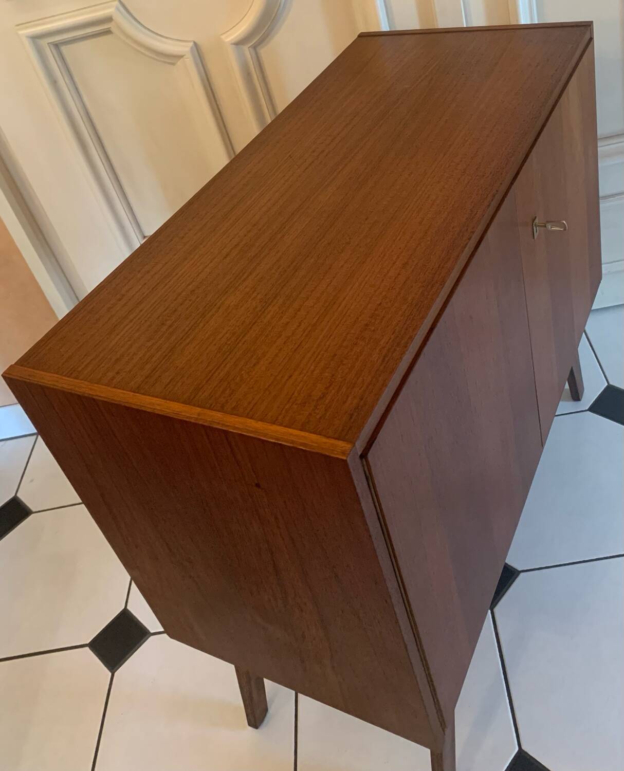 Sideboard compass feet