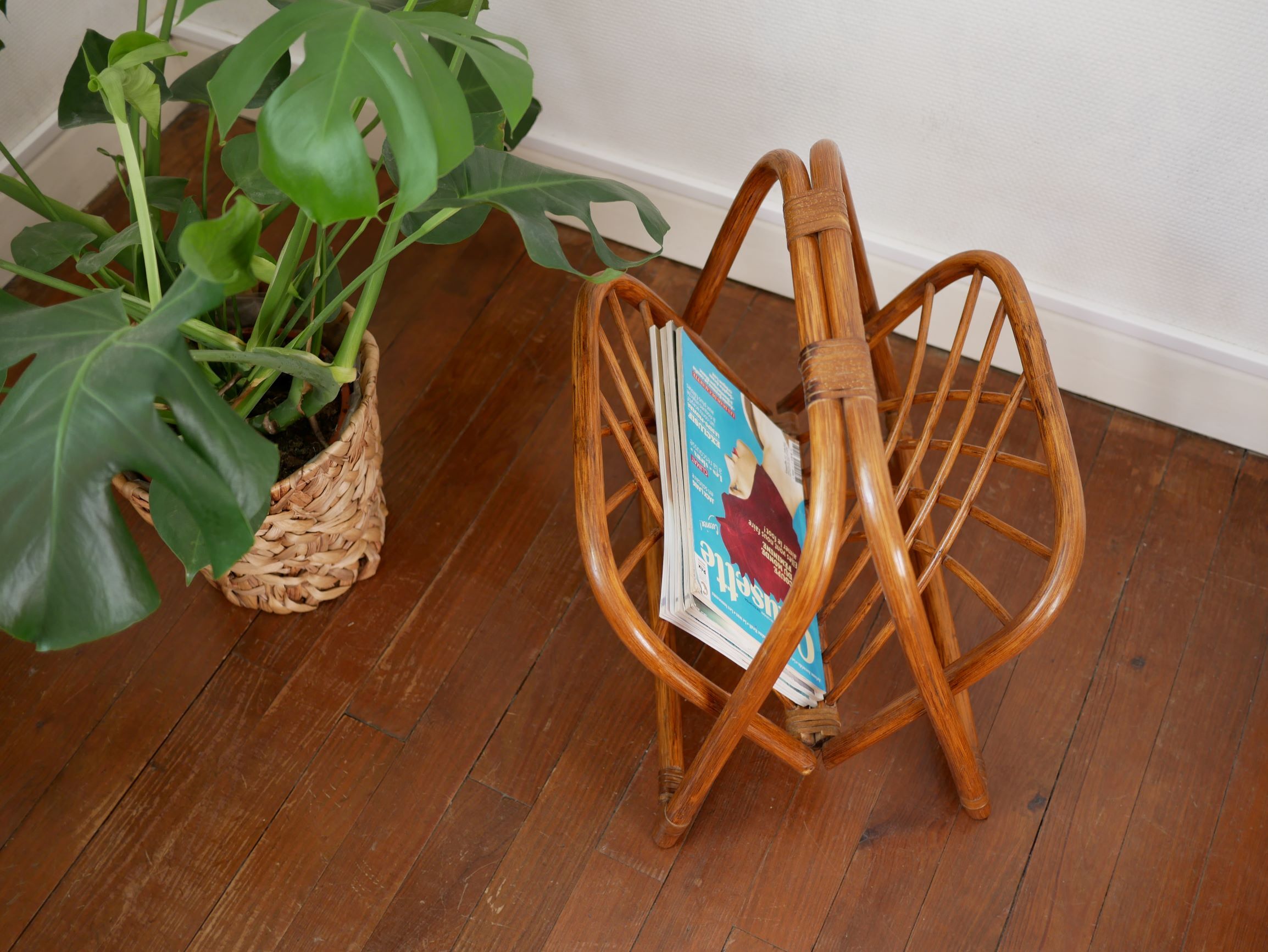 Foldable magazine rack in wicker
