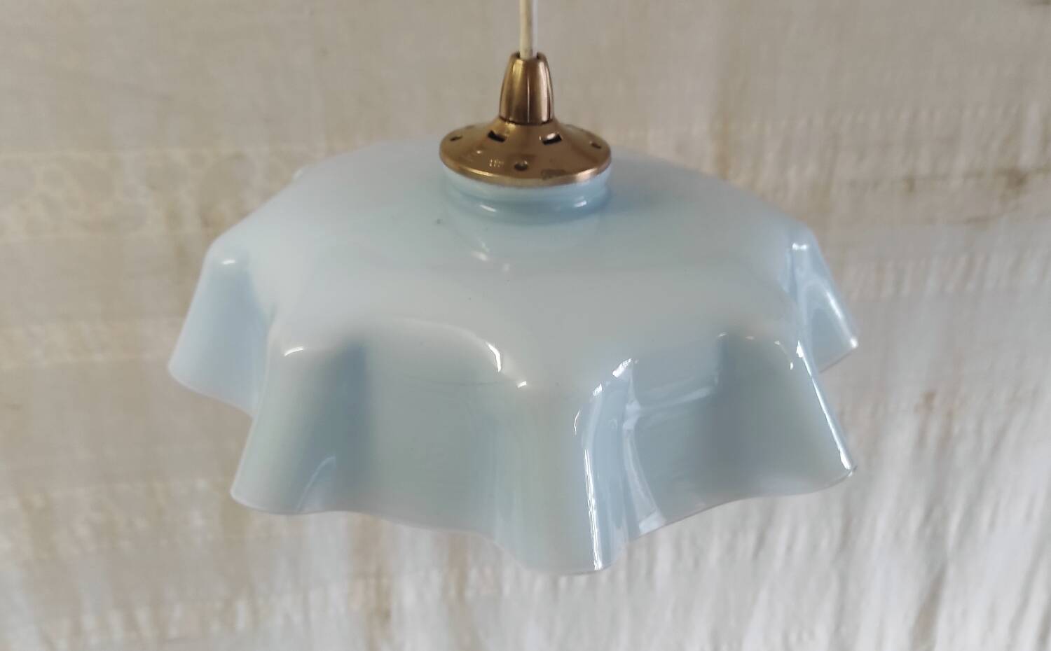 Suspension en verre opalin bleu ciel - mid.XXeme