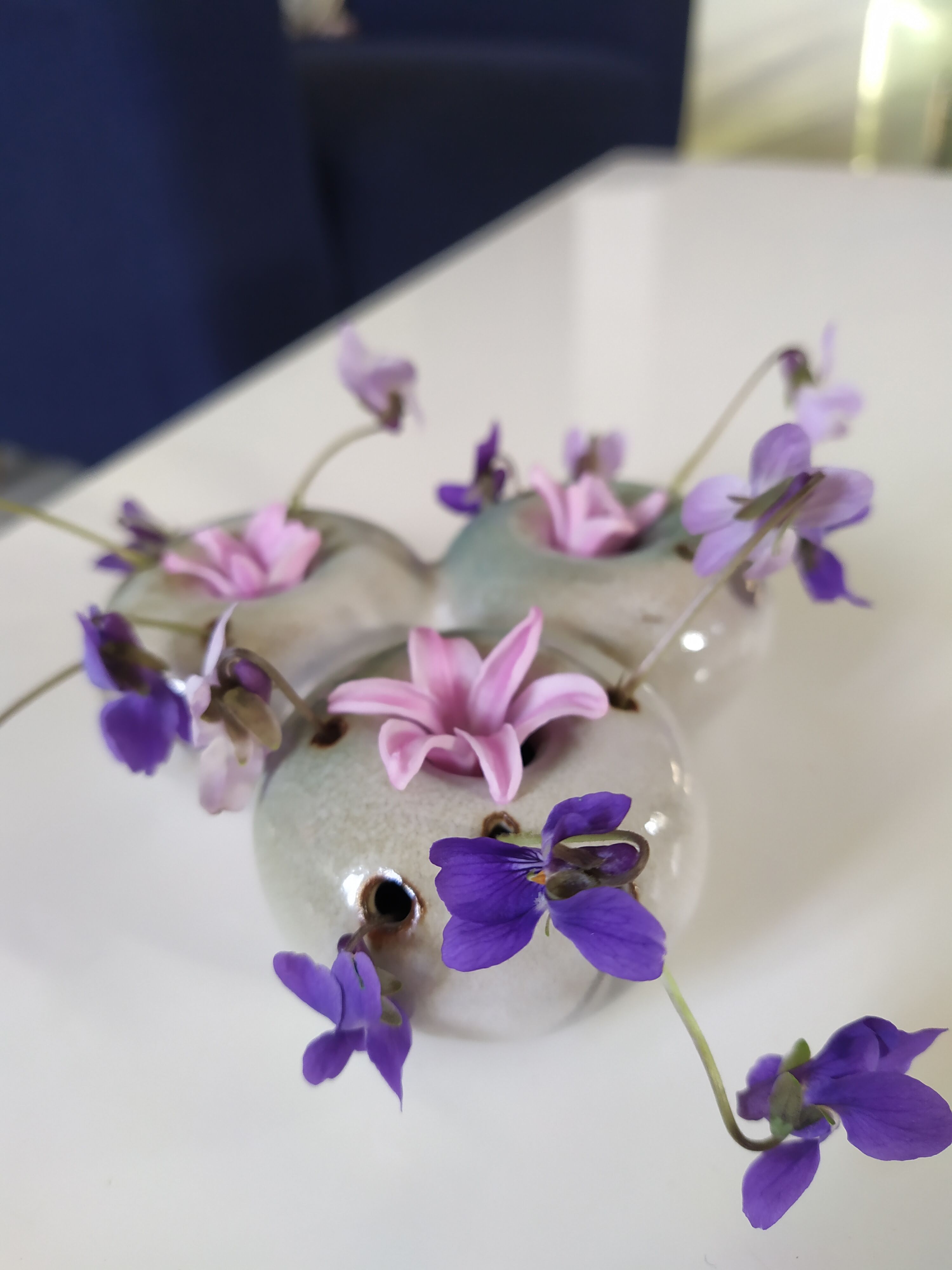 Vase pique flower signed