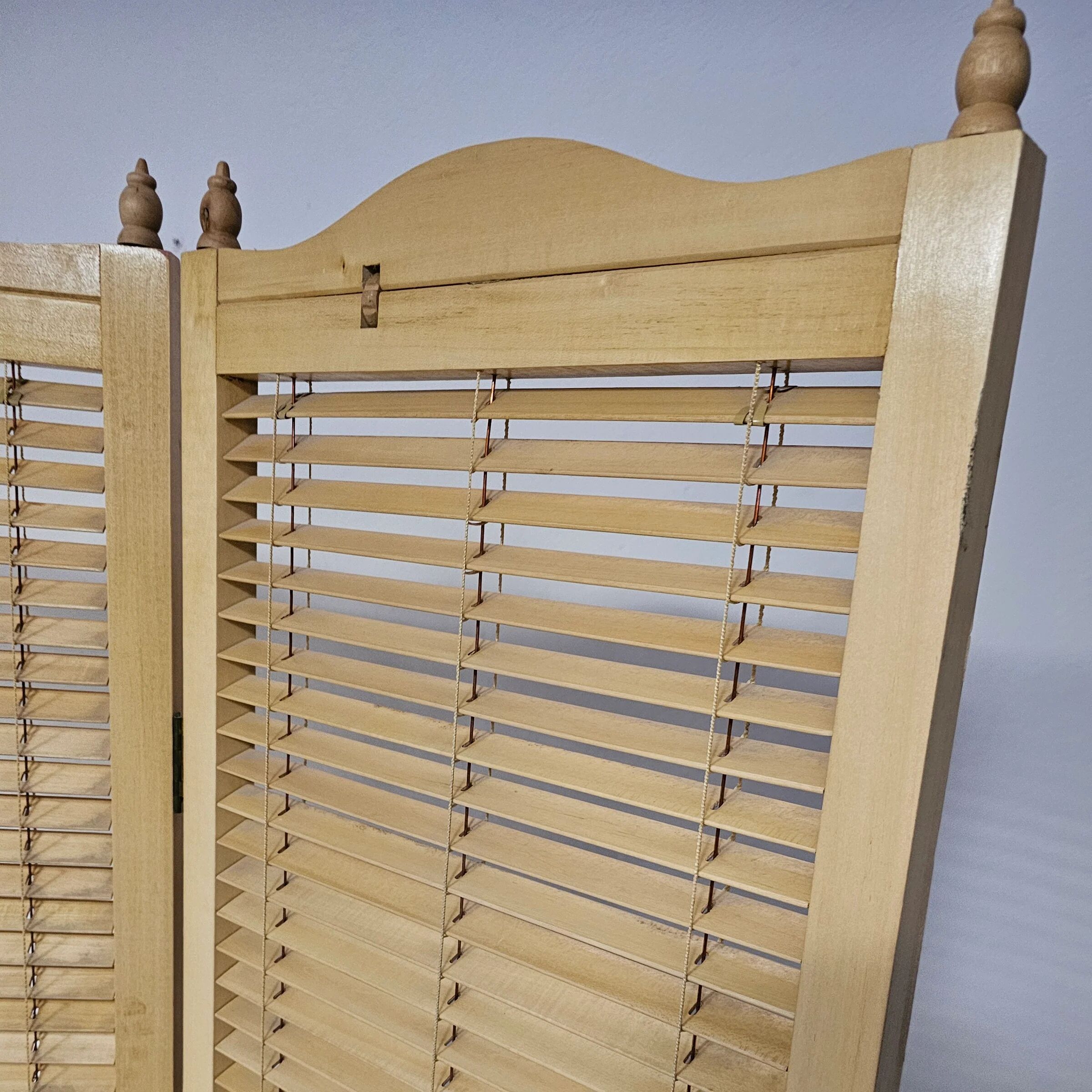 Room divider, French blonde beech louvered screen, 1960s, width 155 cm, height 185 cm