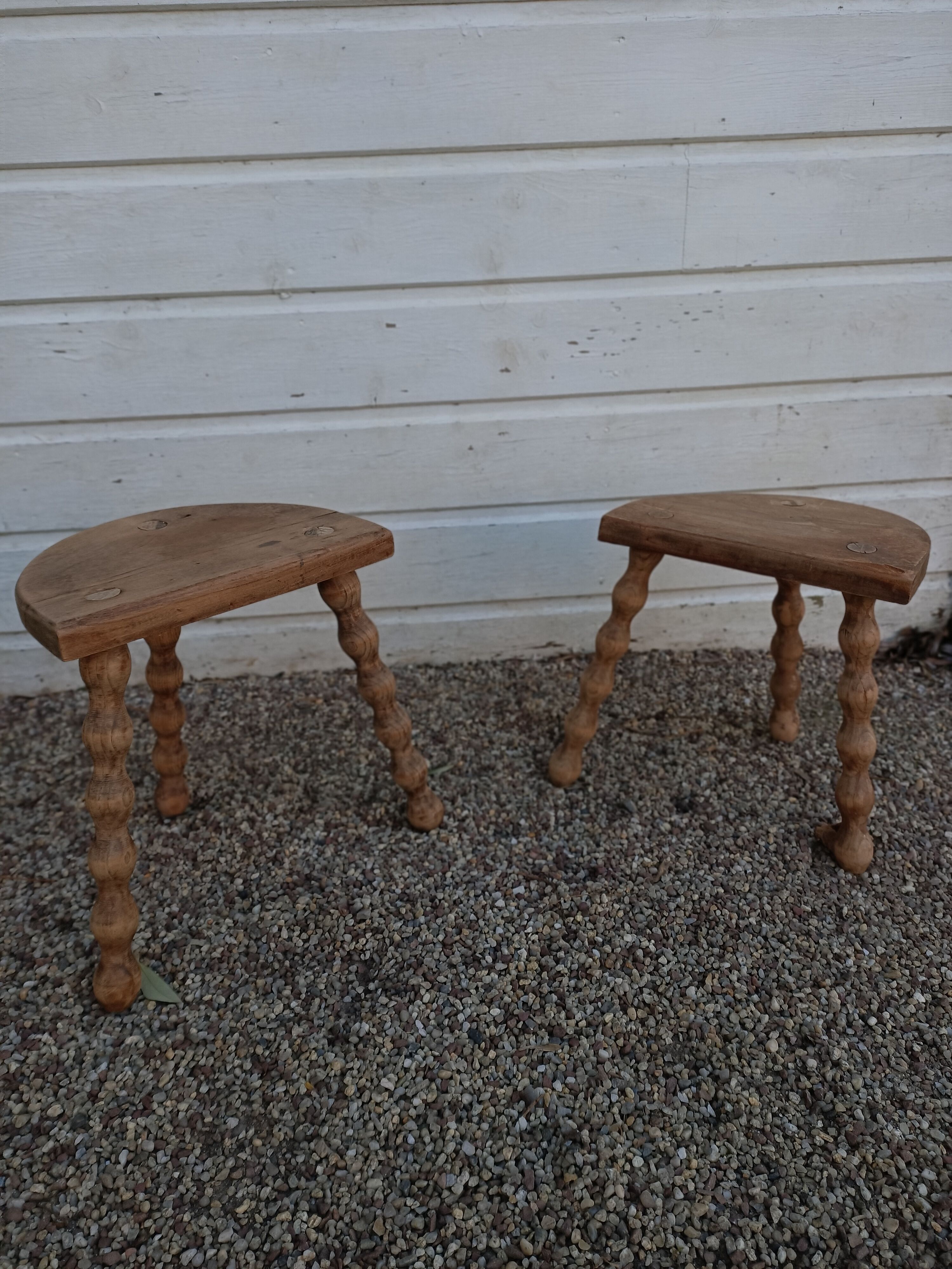 Peestal table and 2 tripod stools