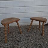 Peestal table and 2 tripod stools