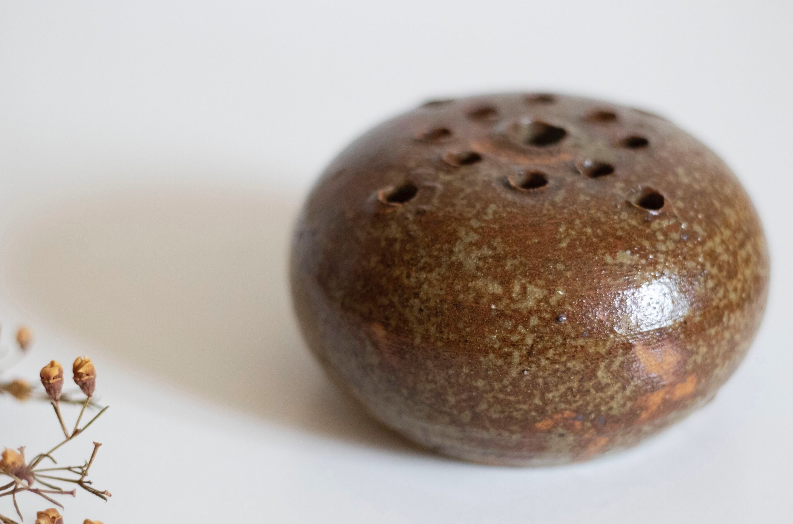 Pique flowers in stoneware signed Guy Baudat