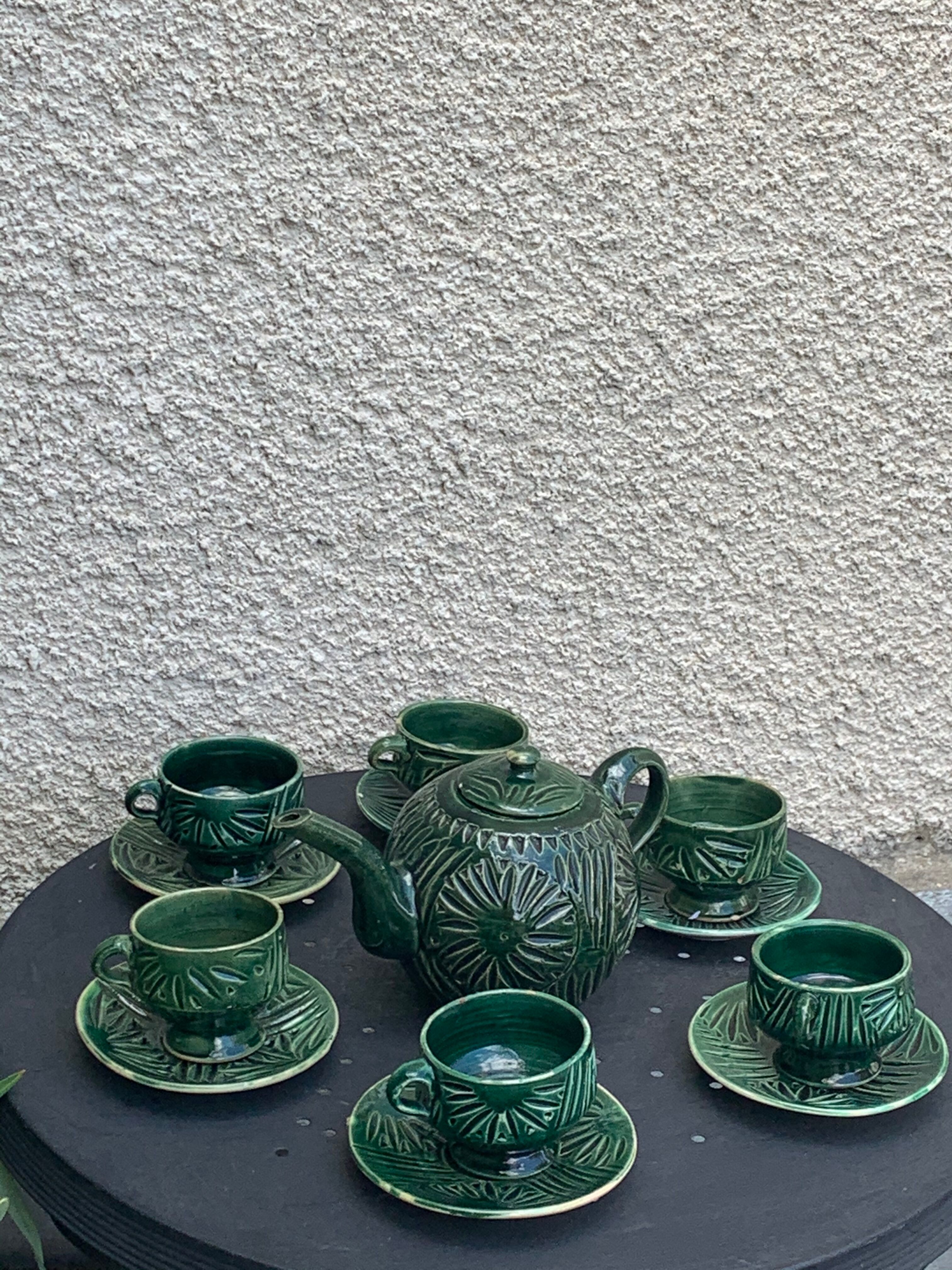 Service to the ceramic enamelled chiseled green and vintage