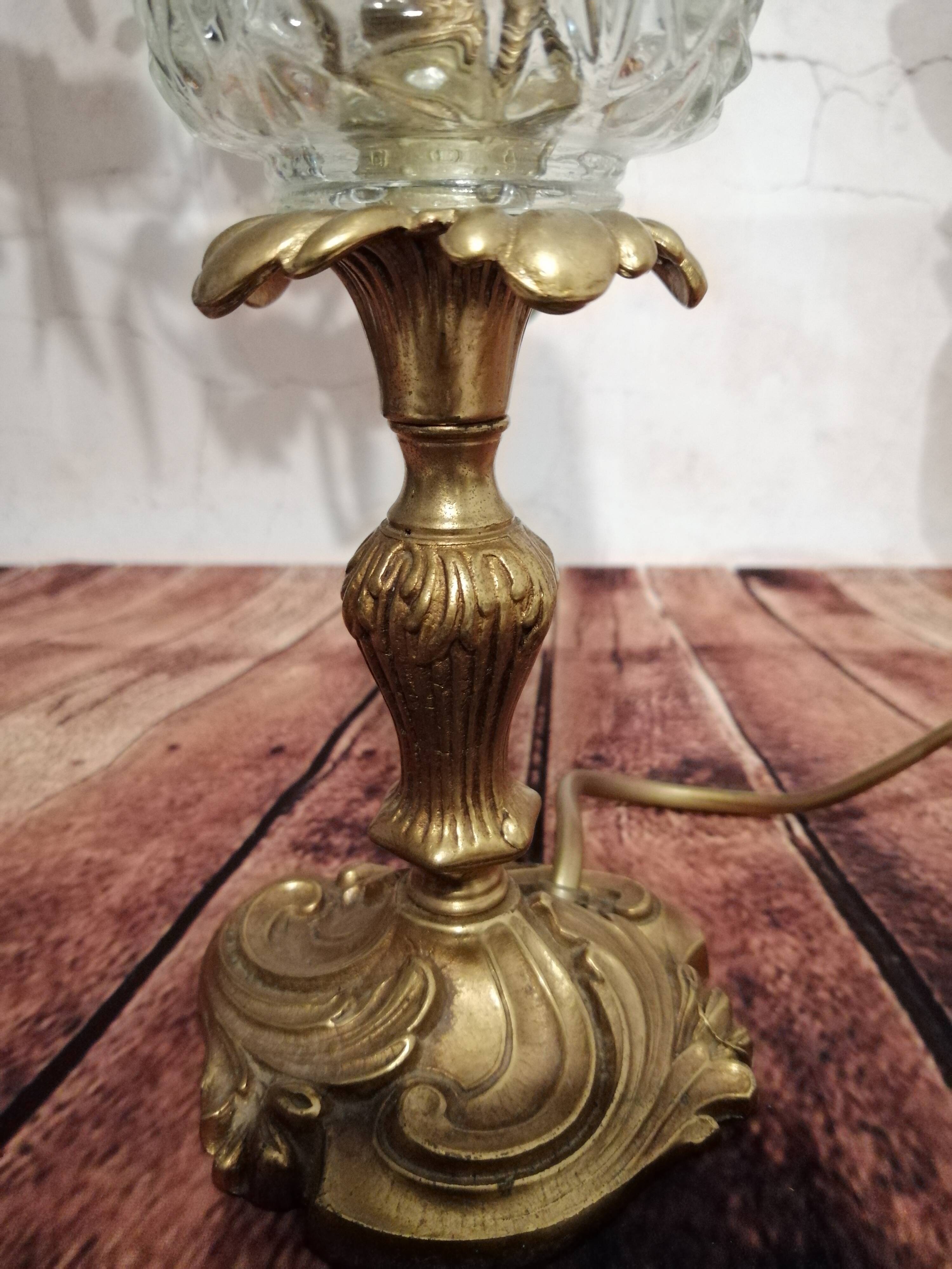 Lampe ancienne sur pieds, globe tulipe en verre moulé