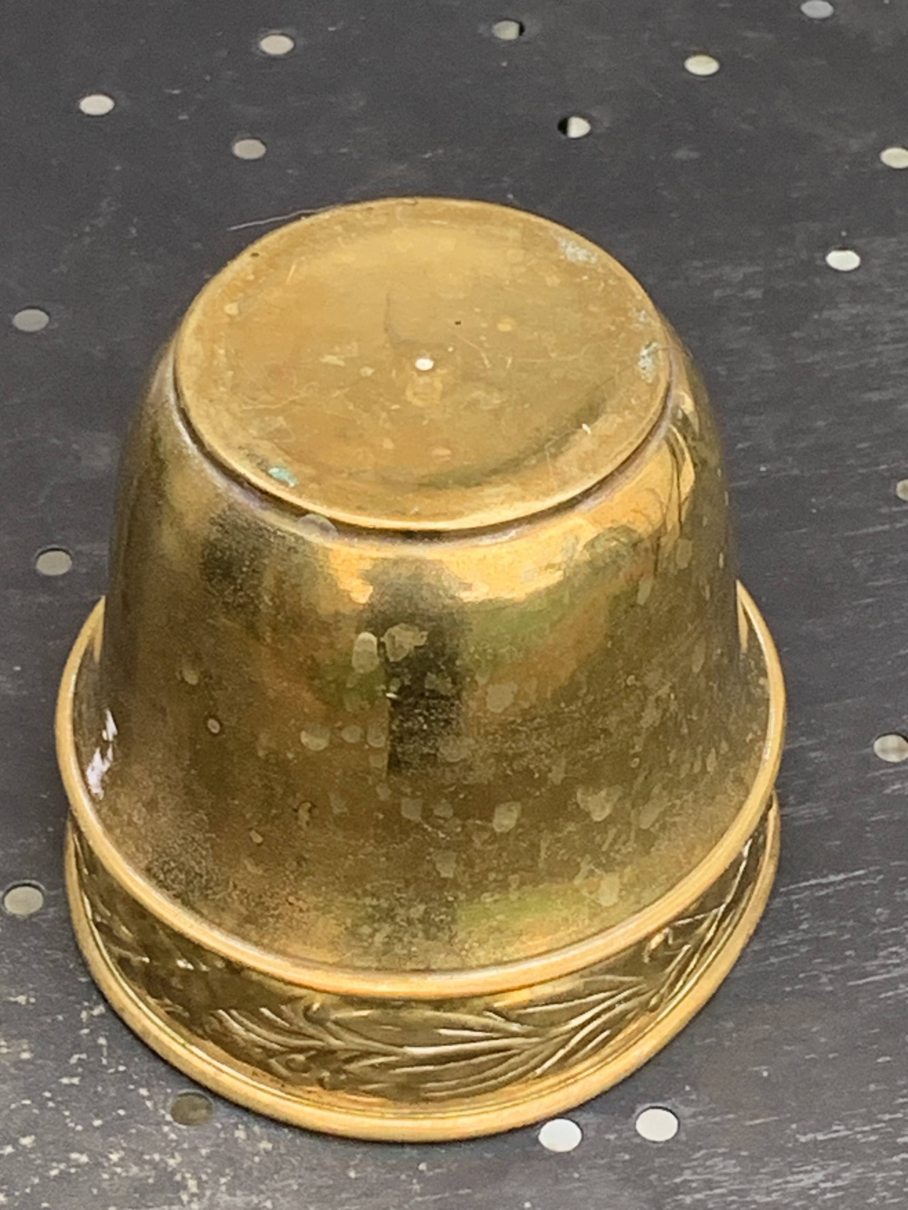Pot cover in gilded brass, copper, chiseled and hammered pattern, foliage and cherries, old