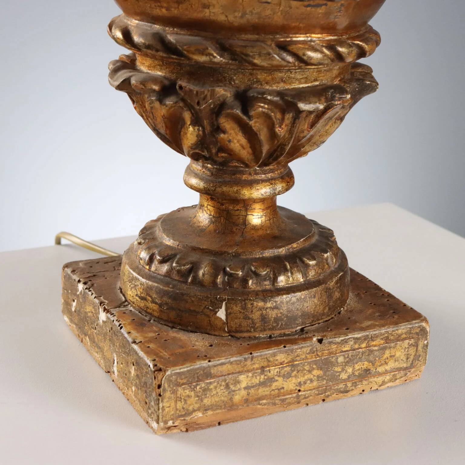 Lampe ancienne en forme de vase néoclassique en bois doré XIXe siècle