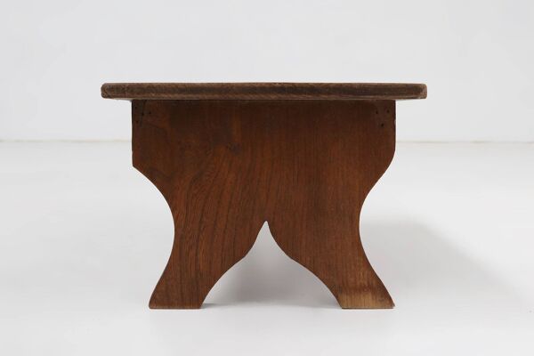 Petit tabouret en bois rustique avec base courbée, France, années 1900.