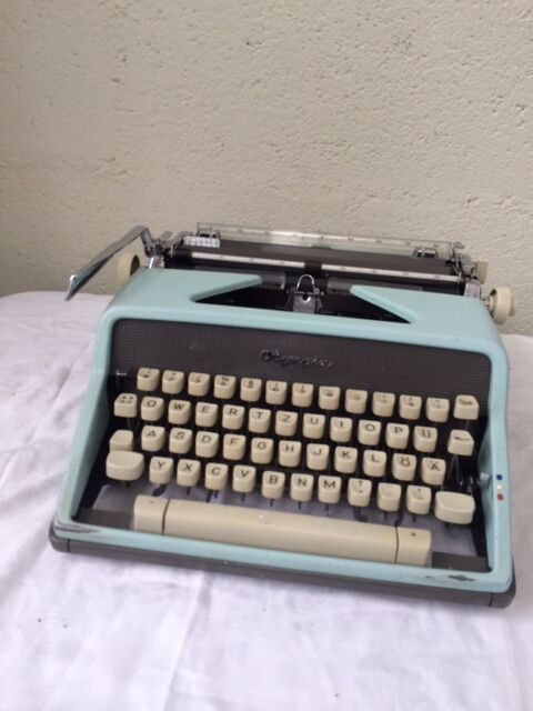 Machine a écrire Olympia en metal bleue vintage 1960