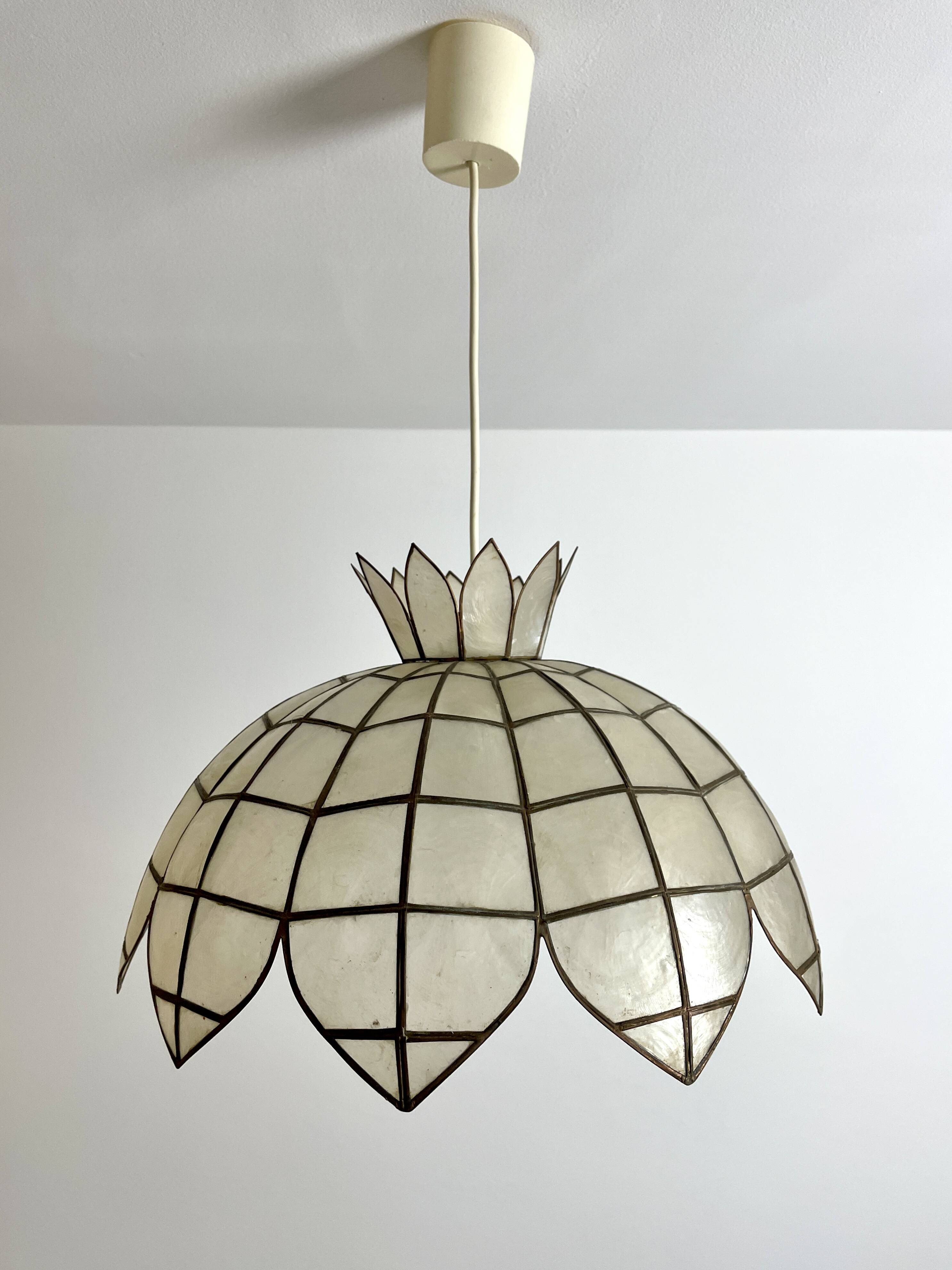 Suspension vintage en nacre et laiton