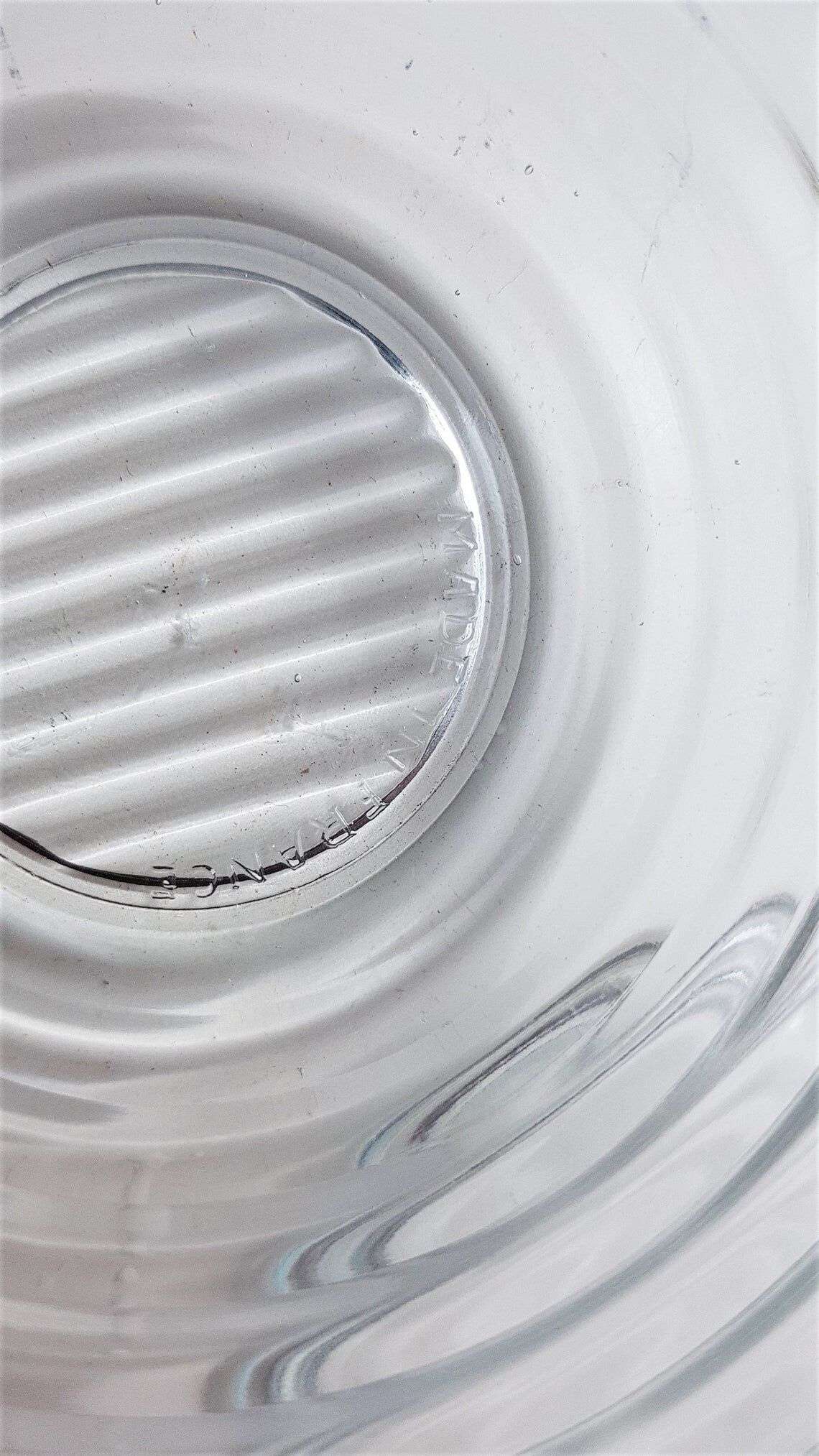 Round-shaped glass box