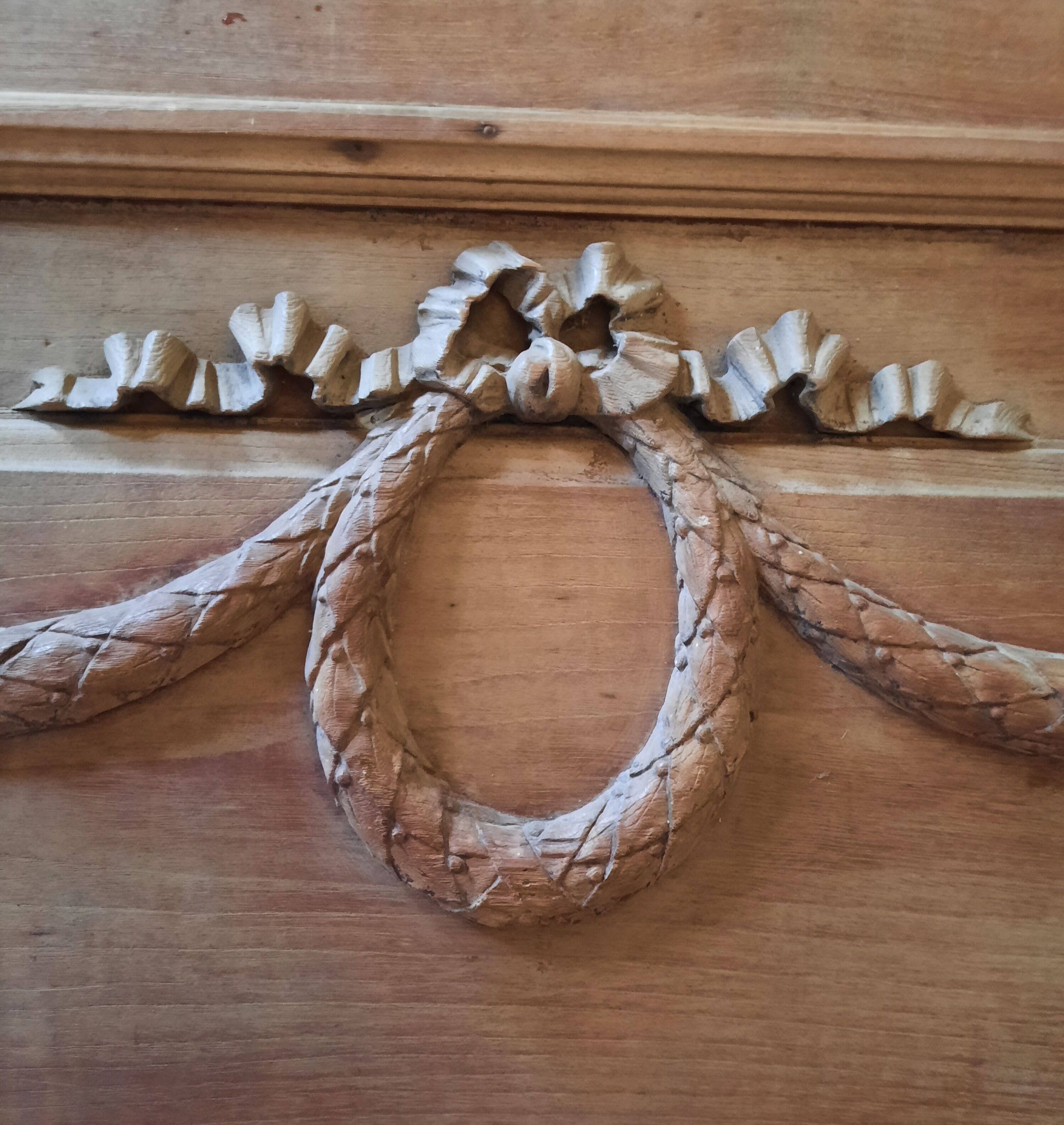 Carved woodwork element