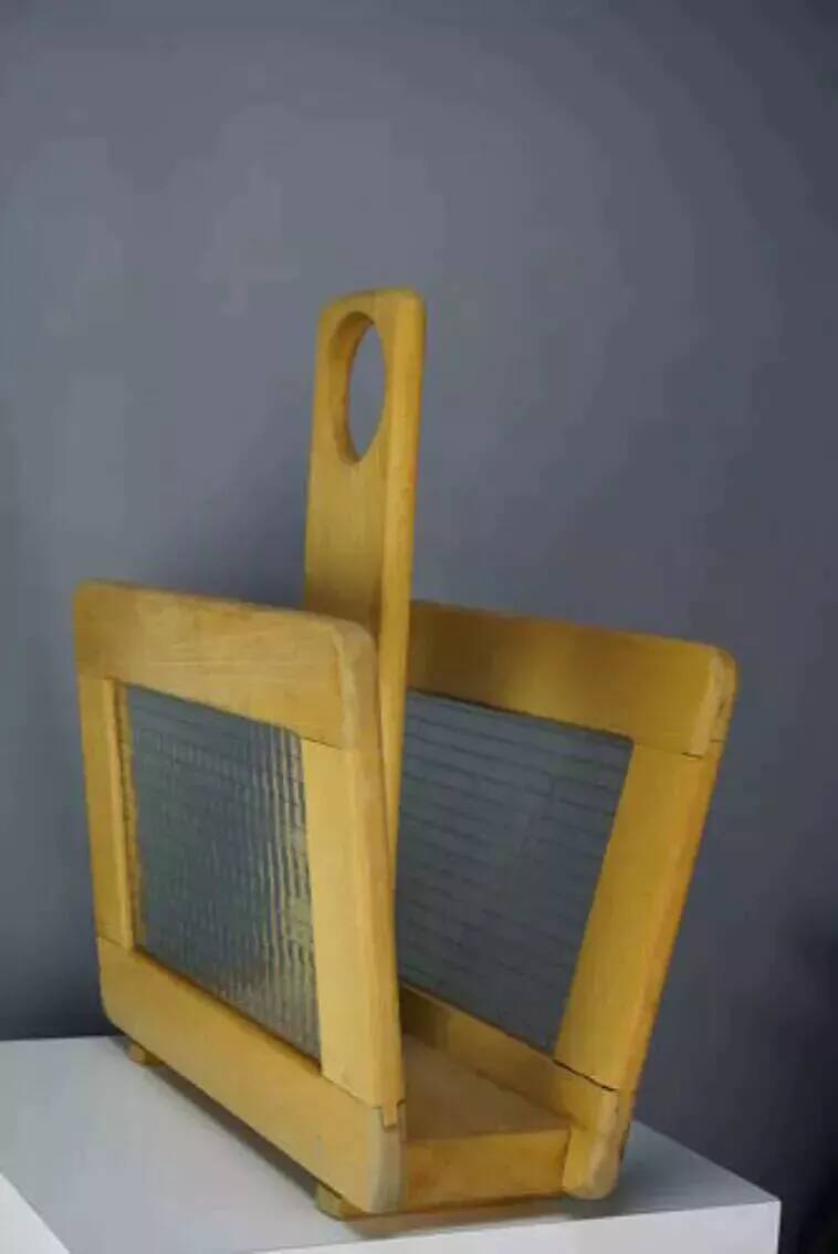 Porte-revues en bois et verre