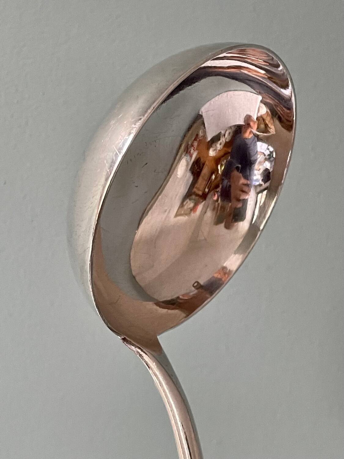 Grande louche ancienne en métal argenté, modèle baguette médaillon