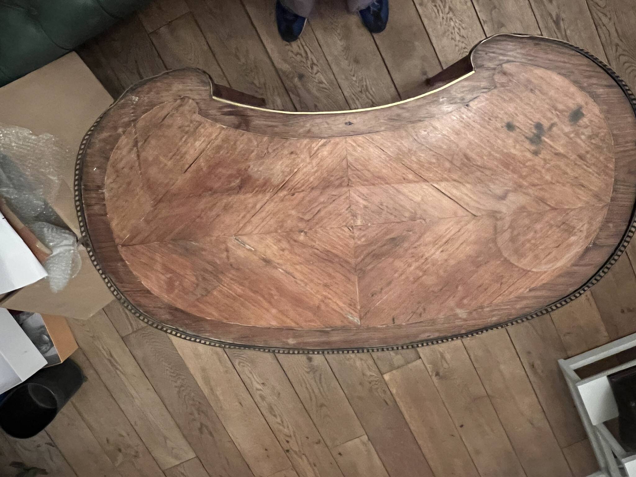 kidney-shaped coffee table