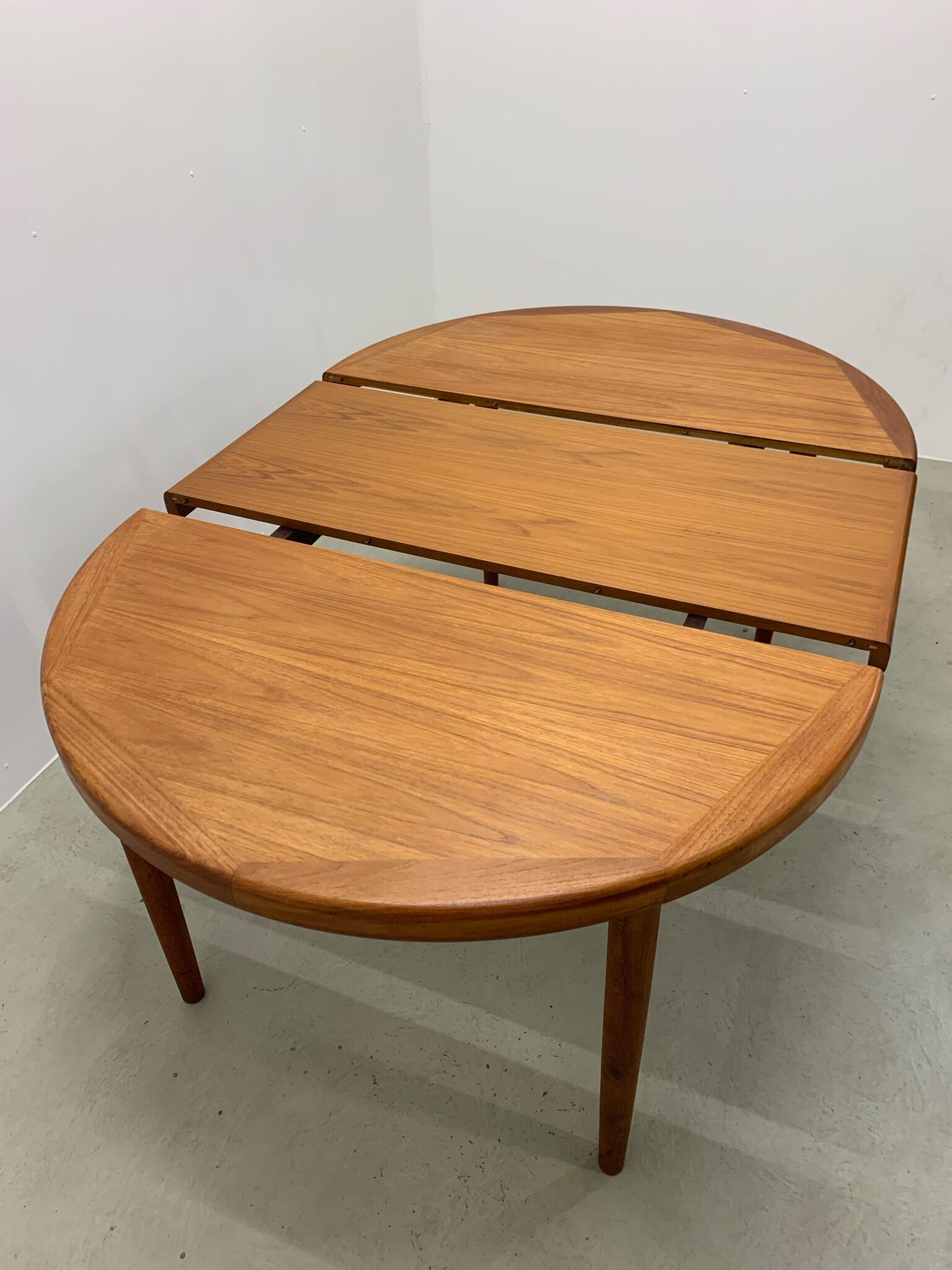 Round extending dining table in teak by Velje 1960s Denmark