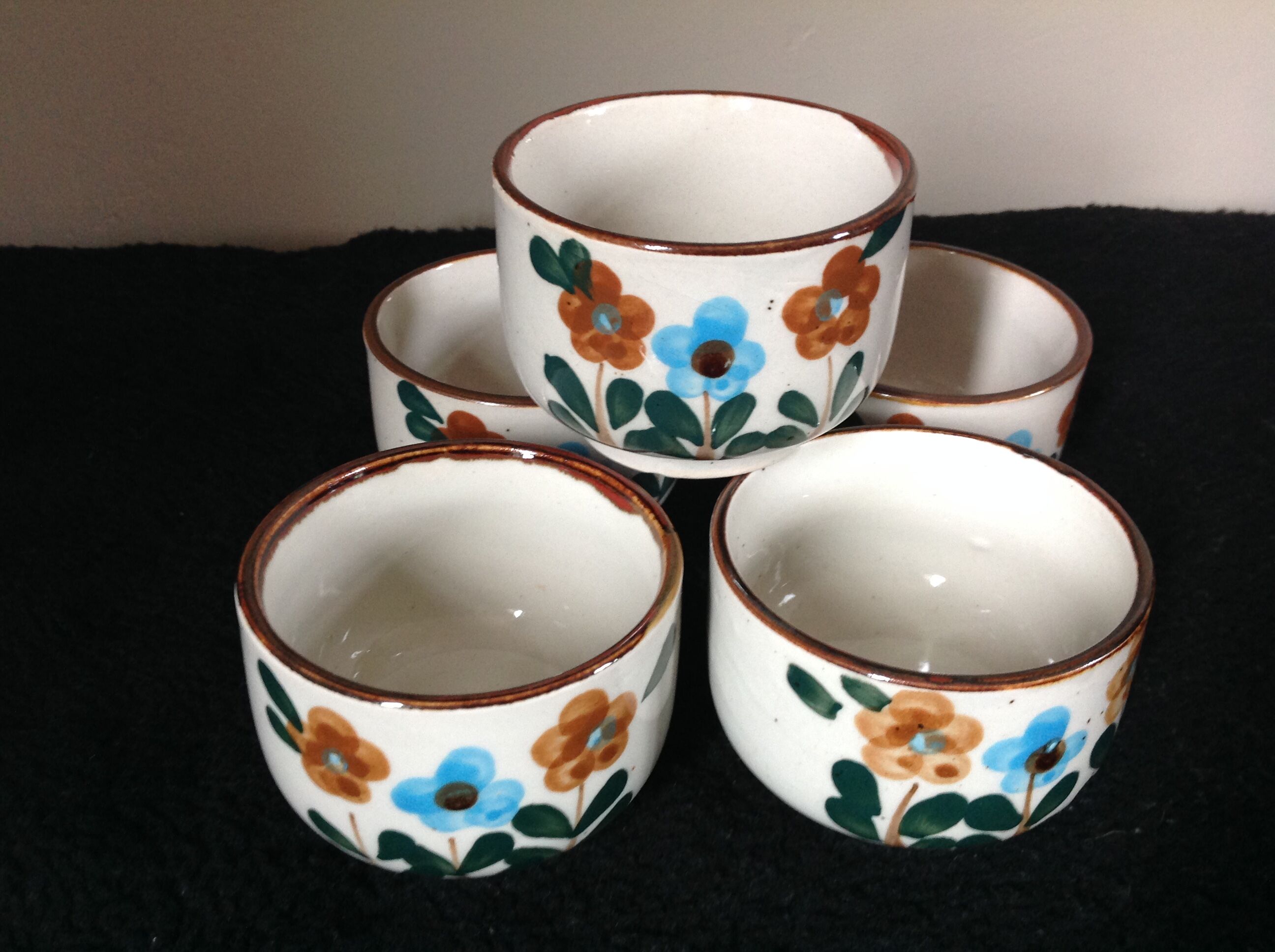 Series of 5 vintage cups