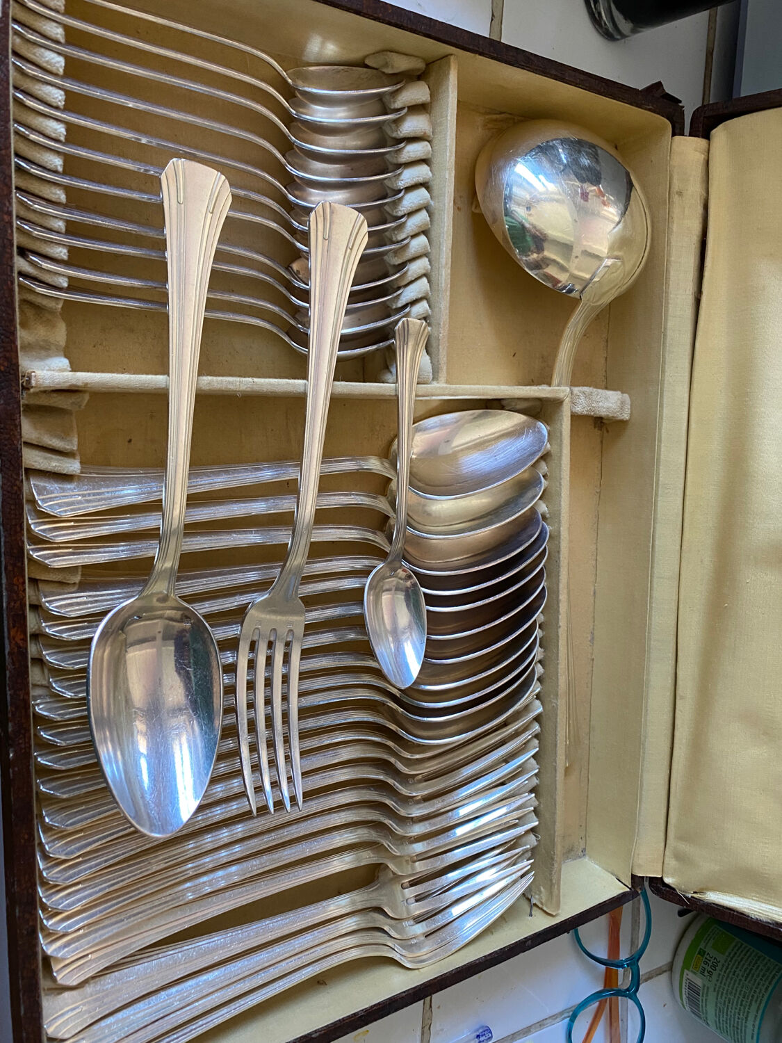Silver metal cutlery set