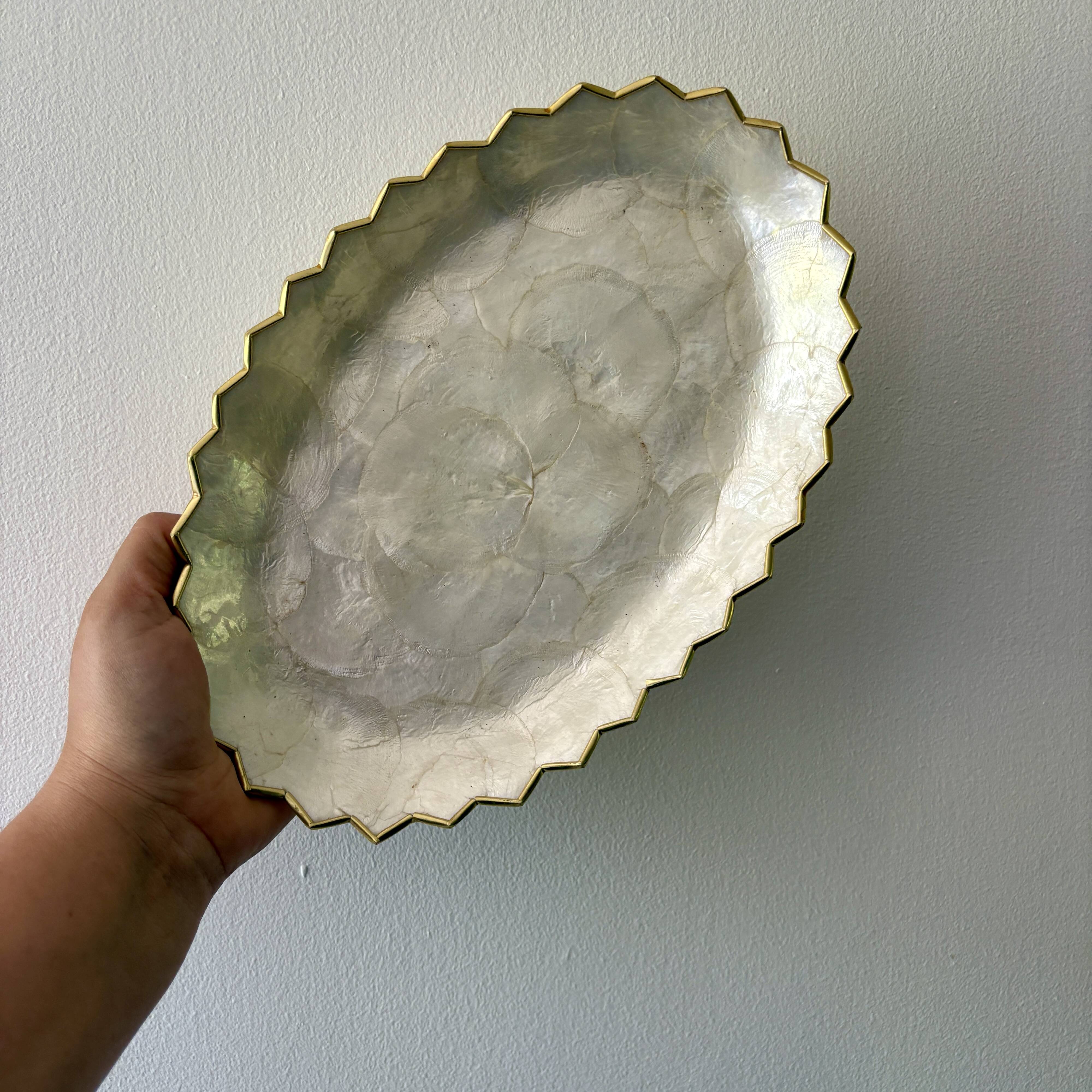 Lot of mother-of-pearl aperitif items, 7 coasters and a dish.