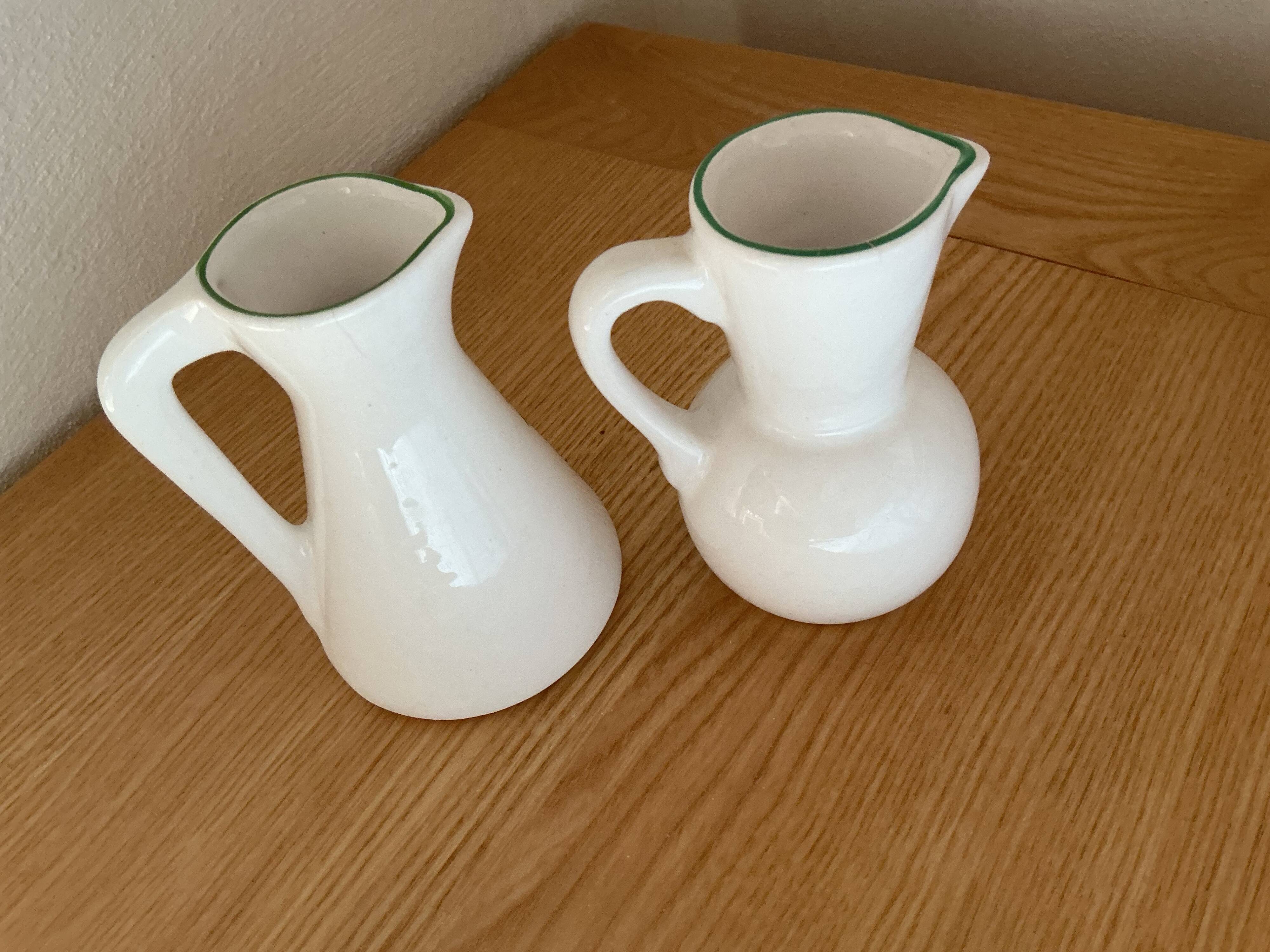 2 pots à lait décor floral (hauteur 9,5 cm )