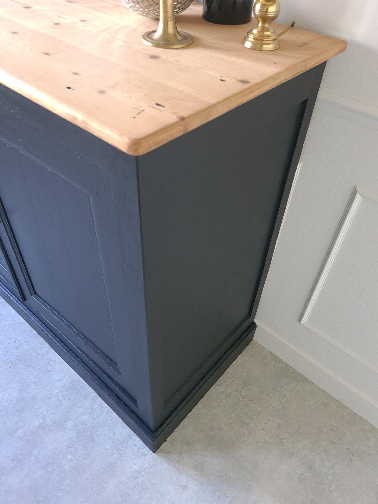 Black Parisian buffet