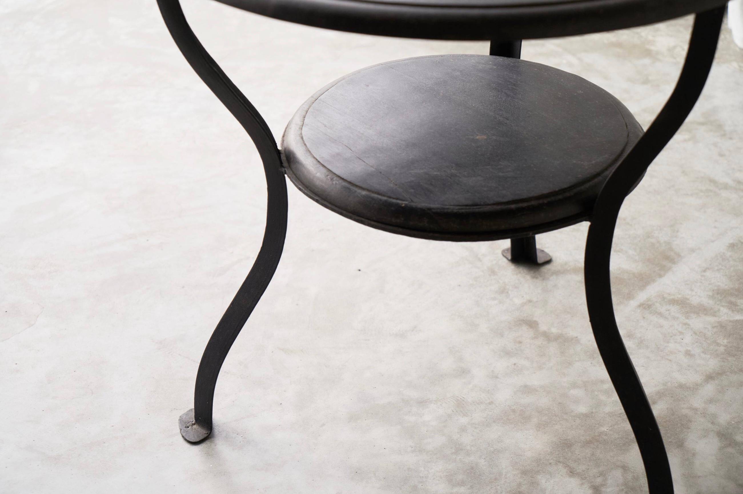 Table d'appoint Wabi Sabi métal forgé et bois teinté années 1920