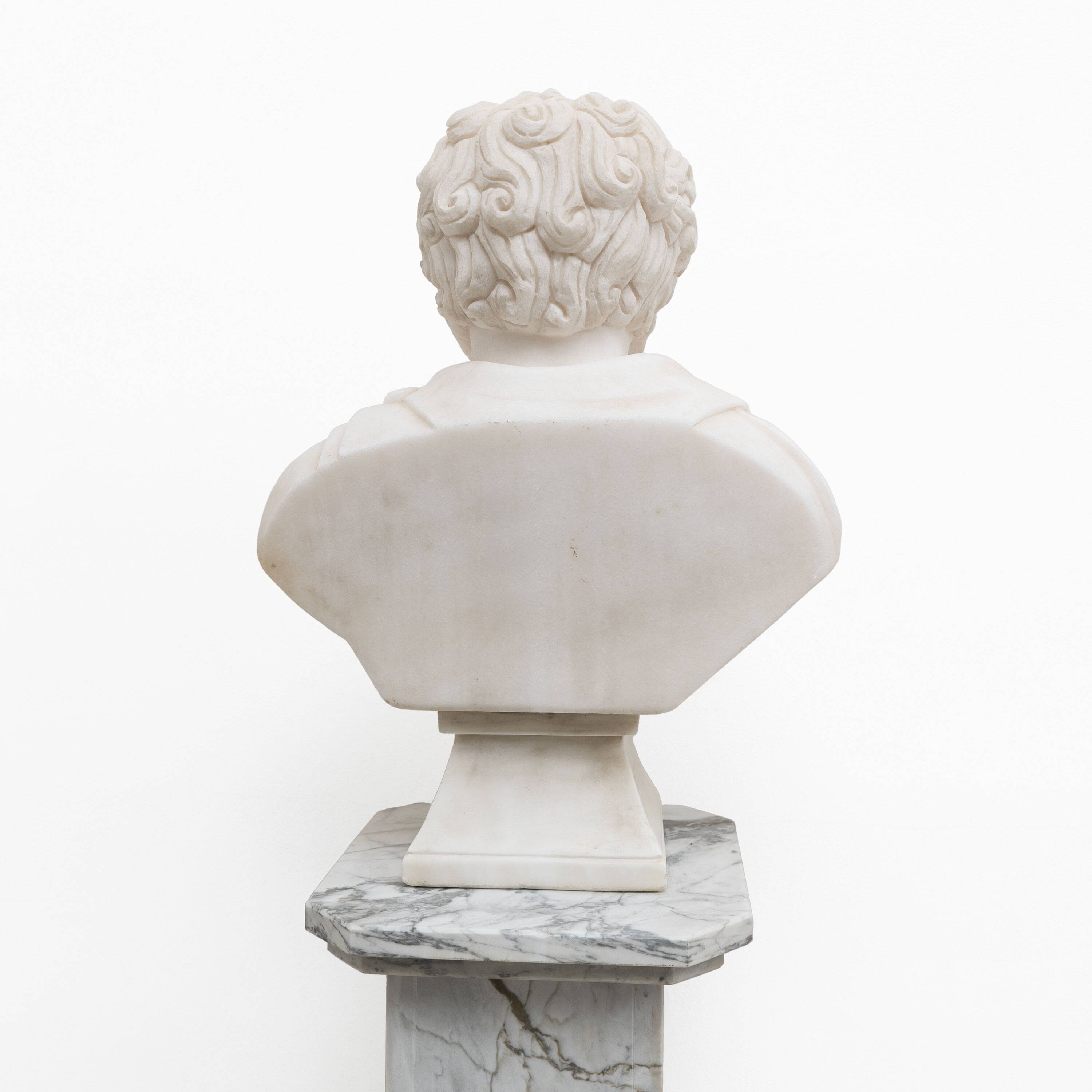 Buste en marbre blanc d'un empereur romain, XXe siècle