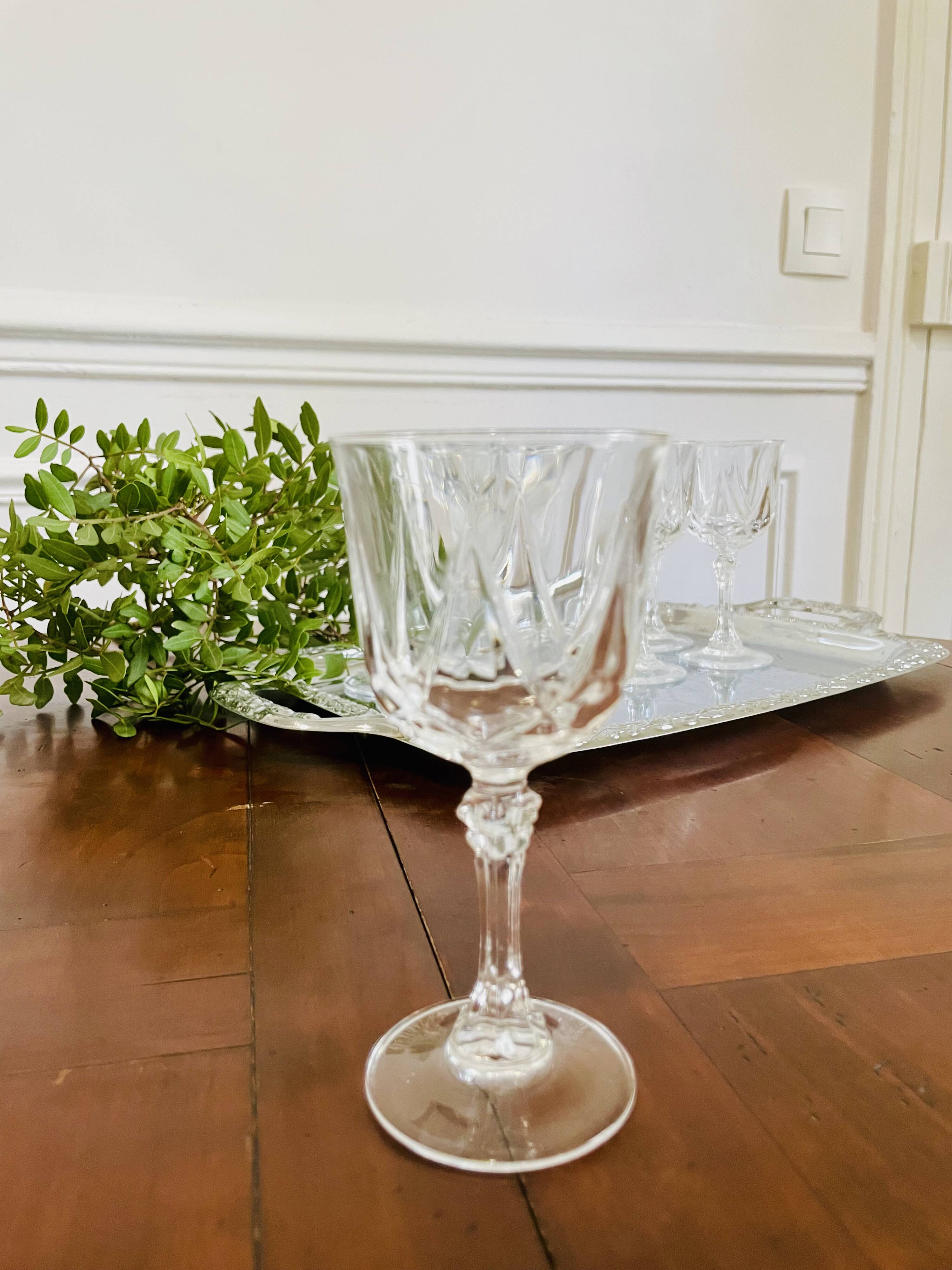 Service de 10 verres à pied en cristal ciselé