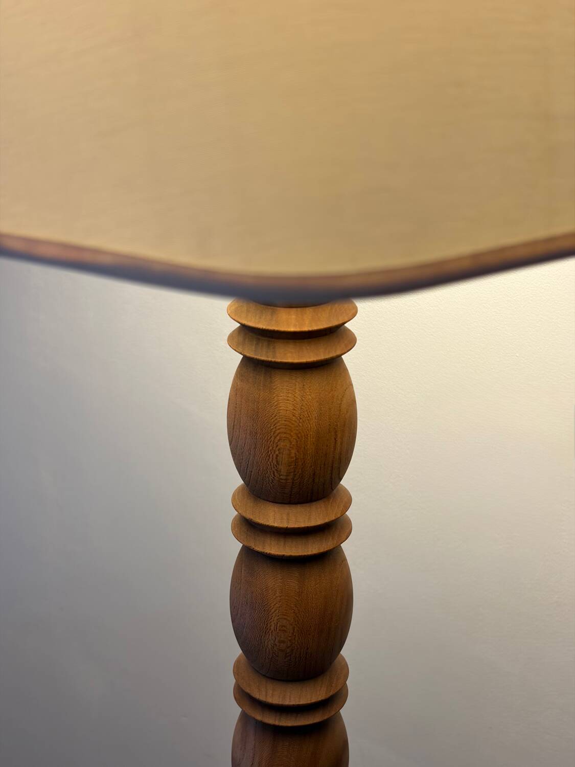 Lampadaire en bois tourné