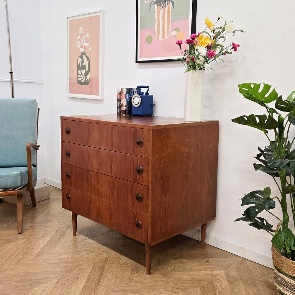 Danish teak commode from the 1960s, 4 drawers, tapered legs.