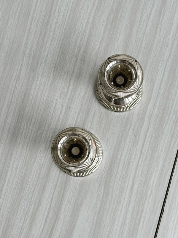 Lot de 2 bougeoirs anciens en métal léger argenté