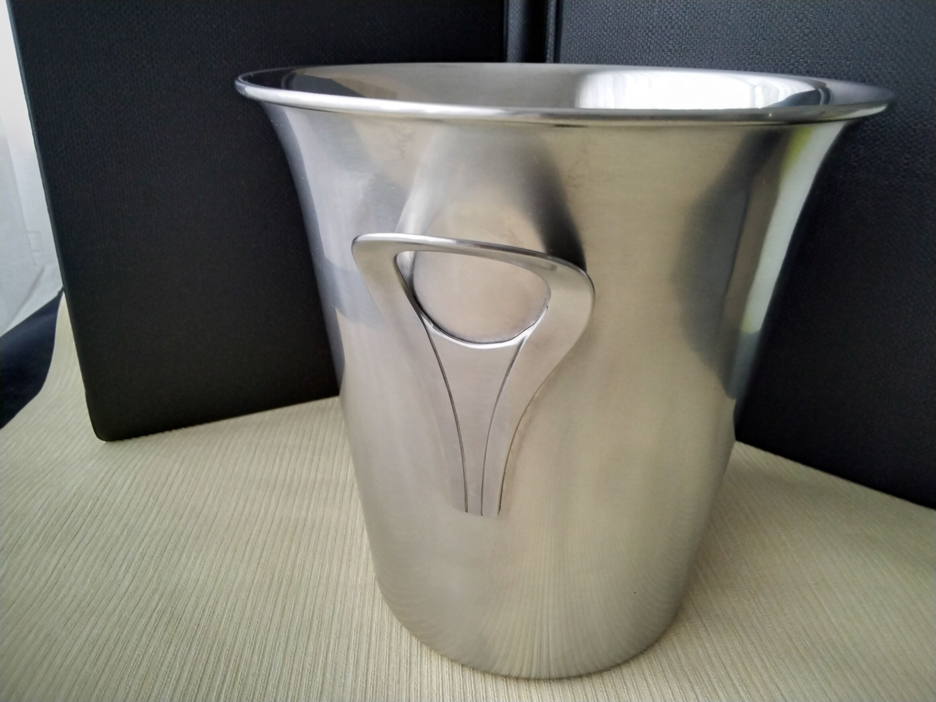 Seau à champagne en acier inoxydable satiné Guy Degrenne  Années 70