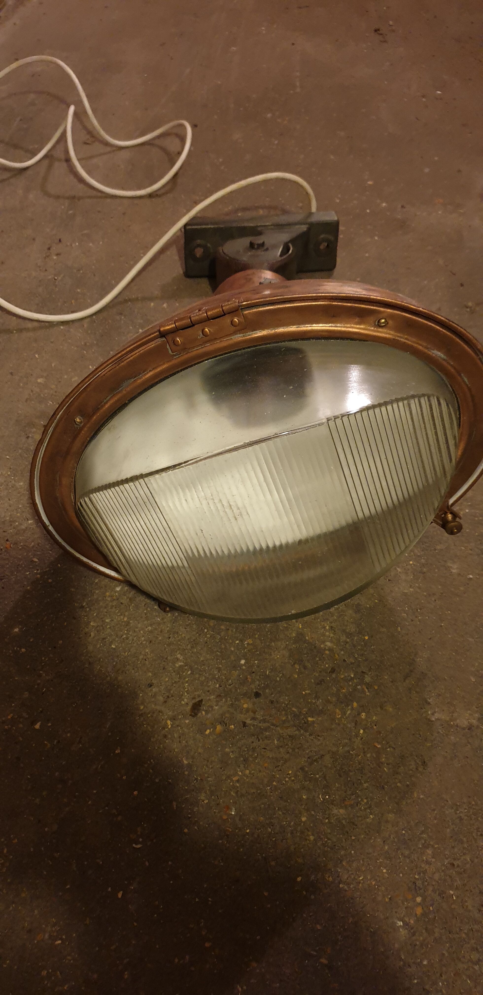 Industrial lamp applies outdoors