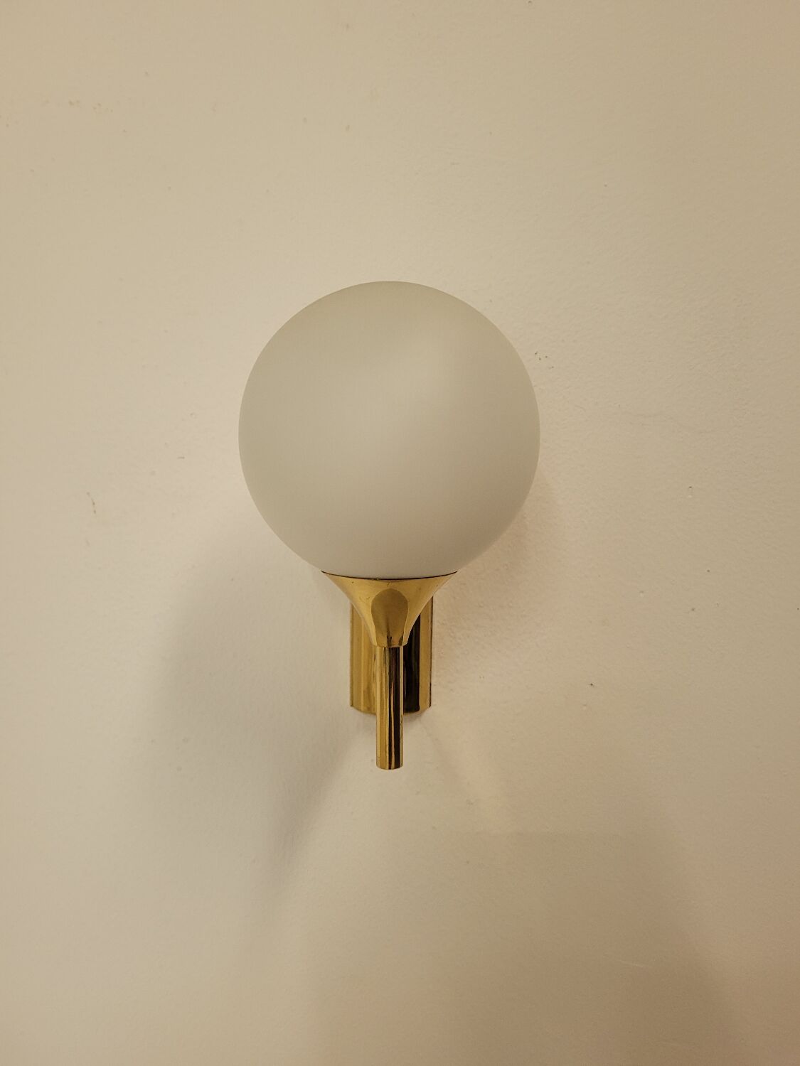 Pair of vintage wall lights in brass and glass from the 70s