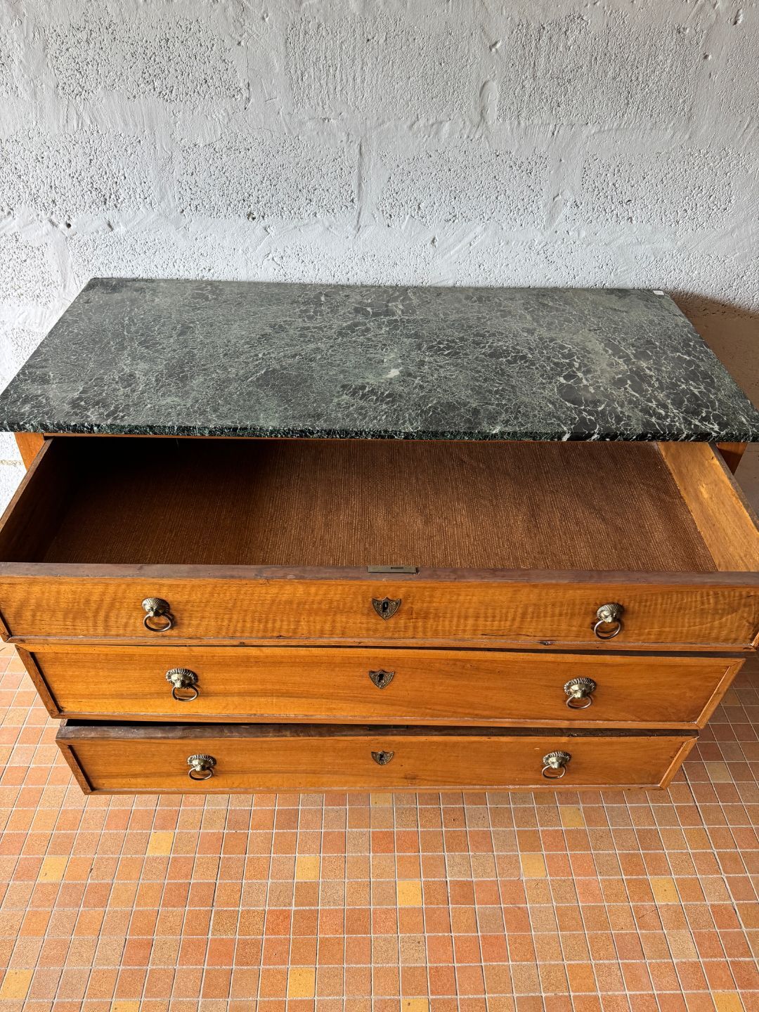 Commode ancienne en noyer