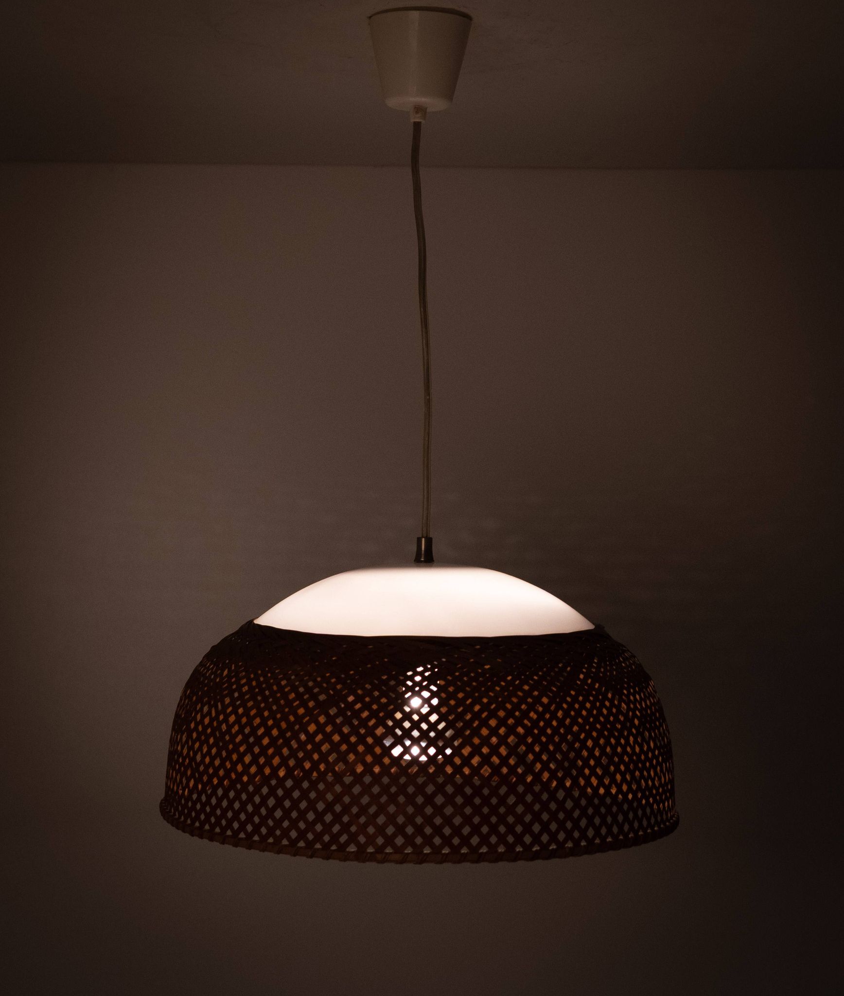 Lampe suspendue en osier du Japon des années 1970
