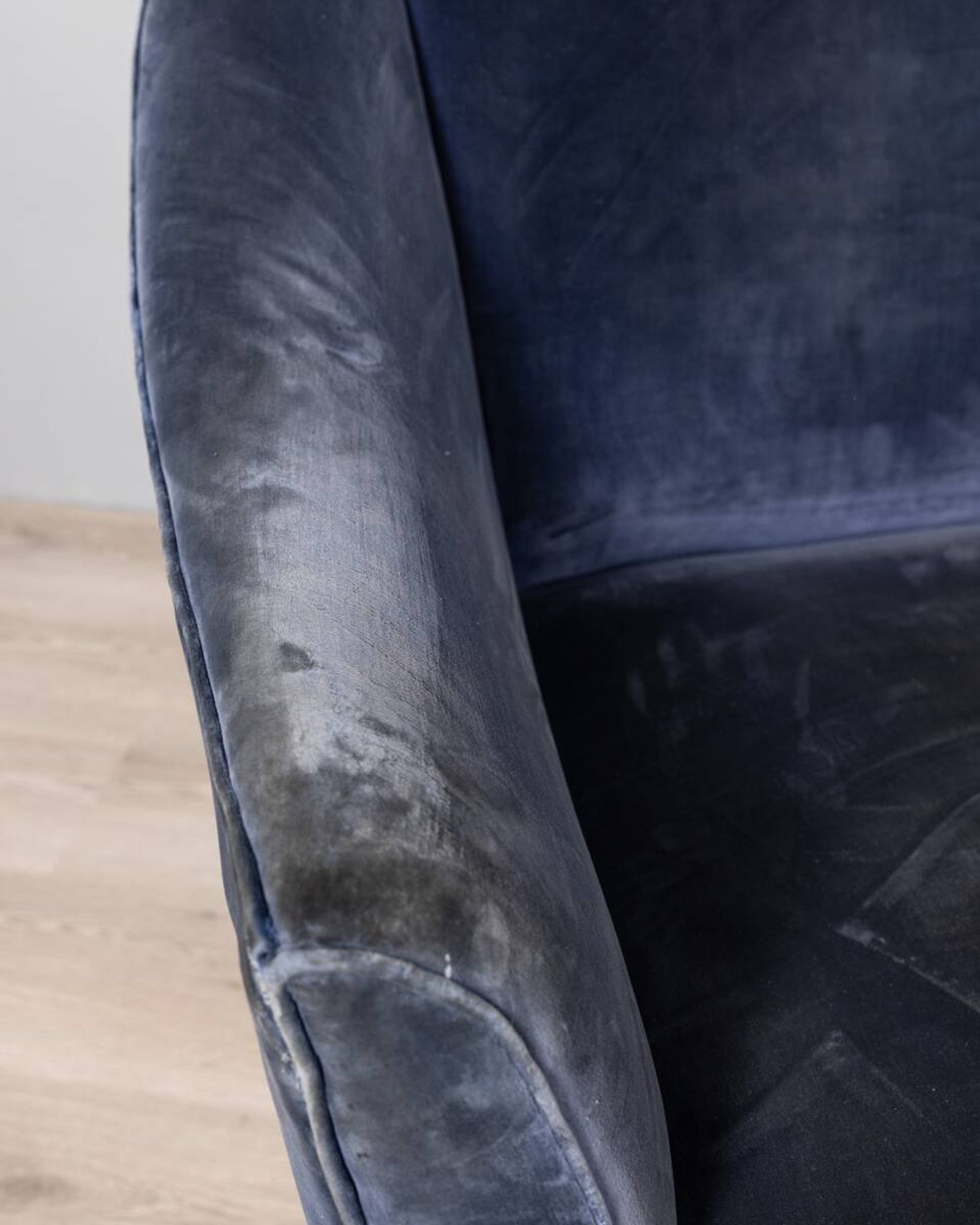Pair of 1950s design armchairs in blue velvet italian design