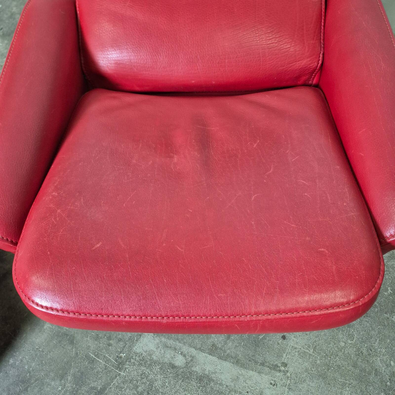 Desede DS50 avec pouf en cuir rouge, Suisse années 1980.