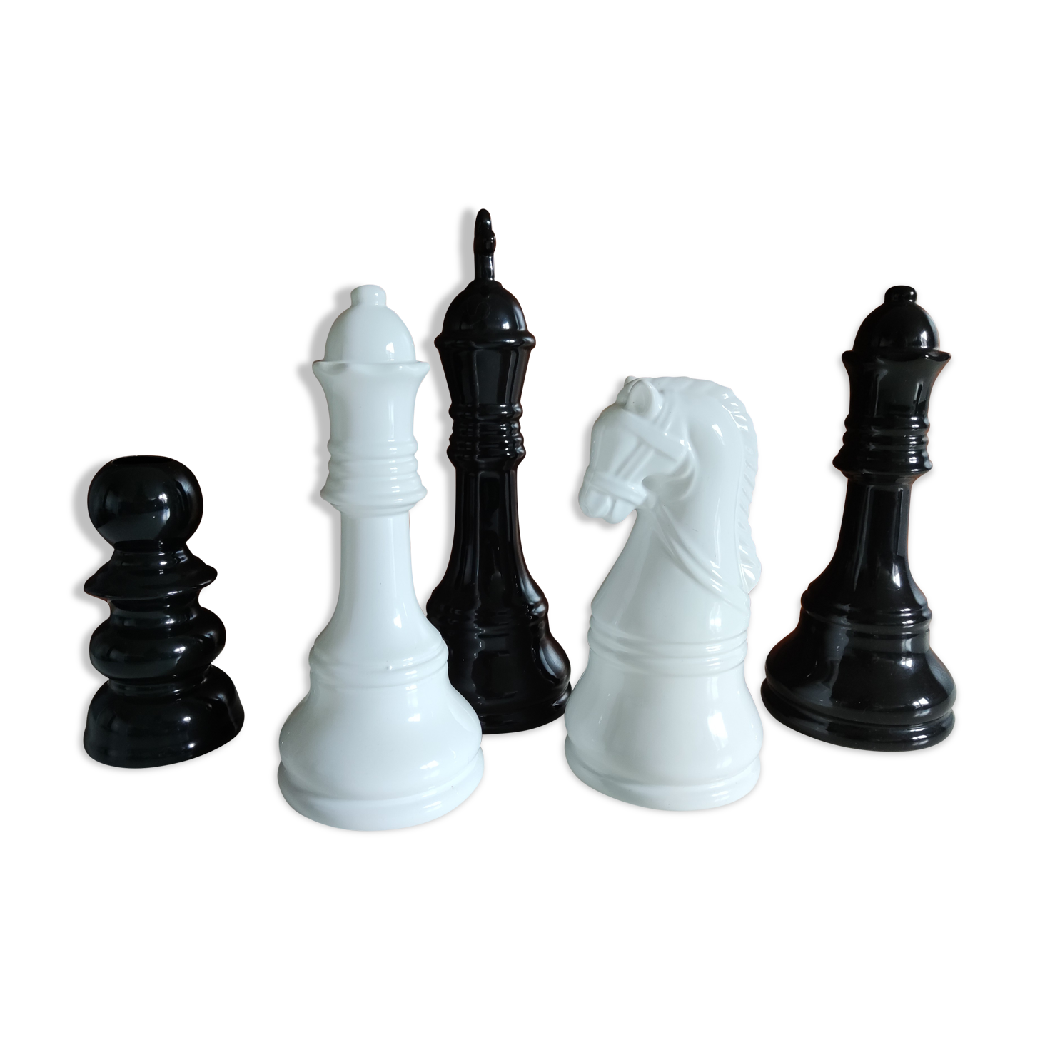 5 black and white ceramic chess pieces
